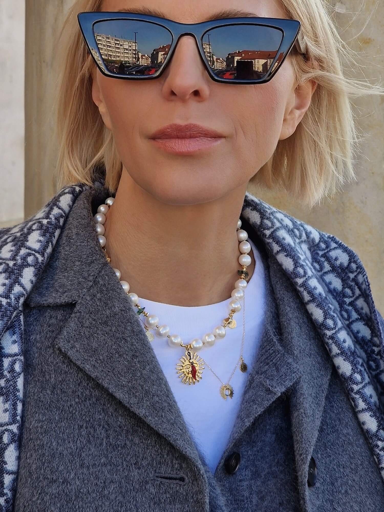 Zbliżenie na naszyjnik z białych pereł na modelce