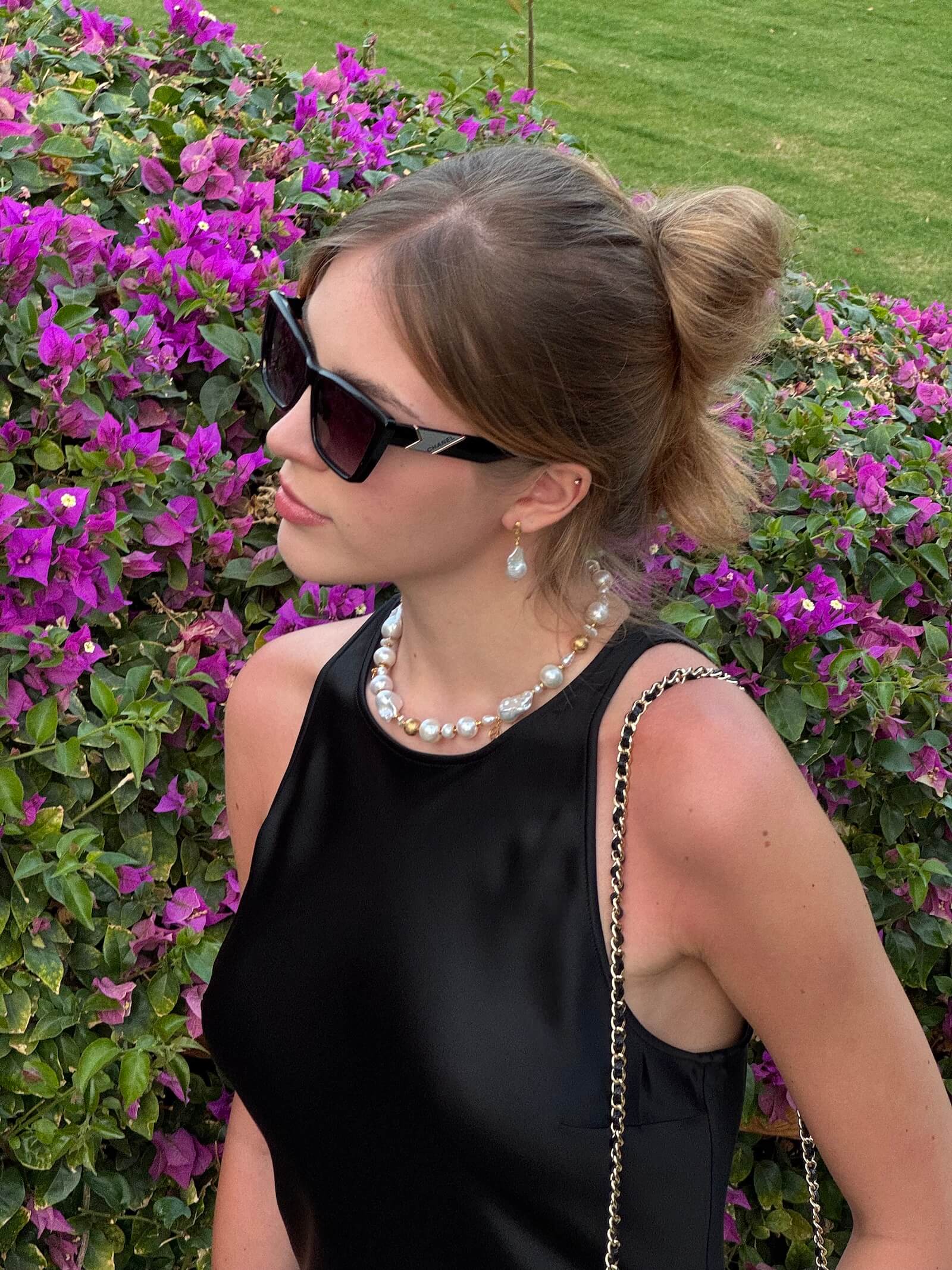 Earrings with white baroque pearl