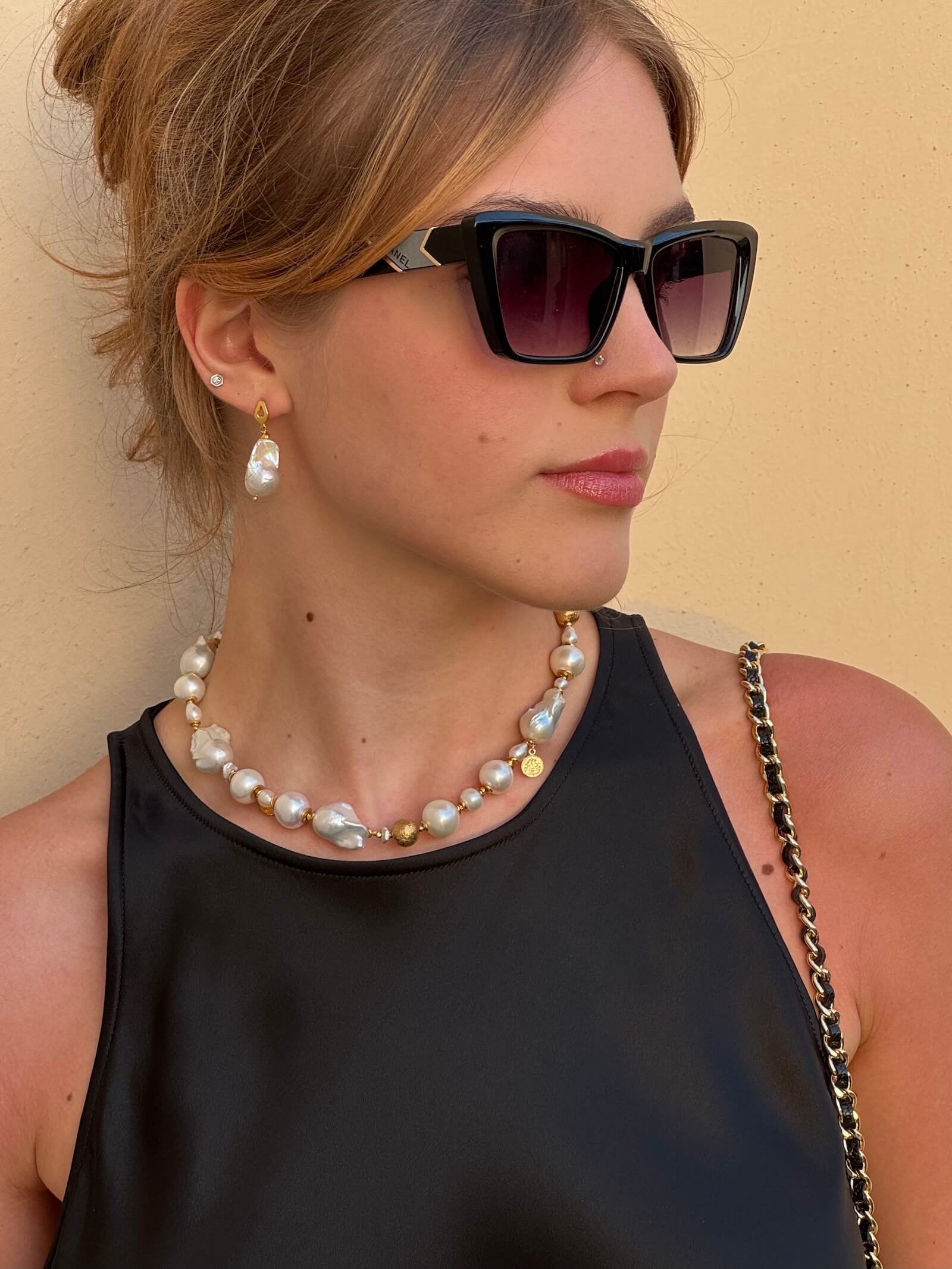 Earrings with white baroque pearl