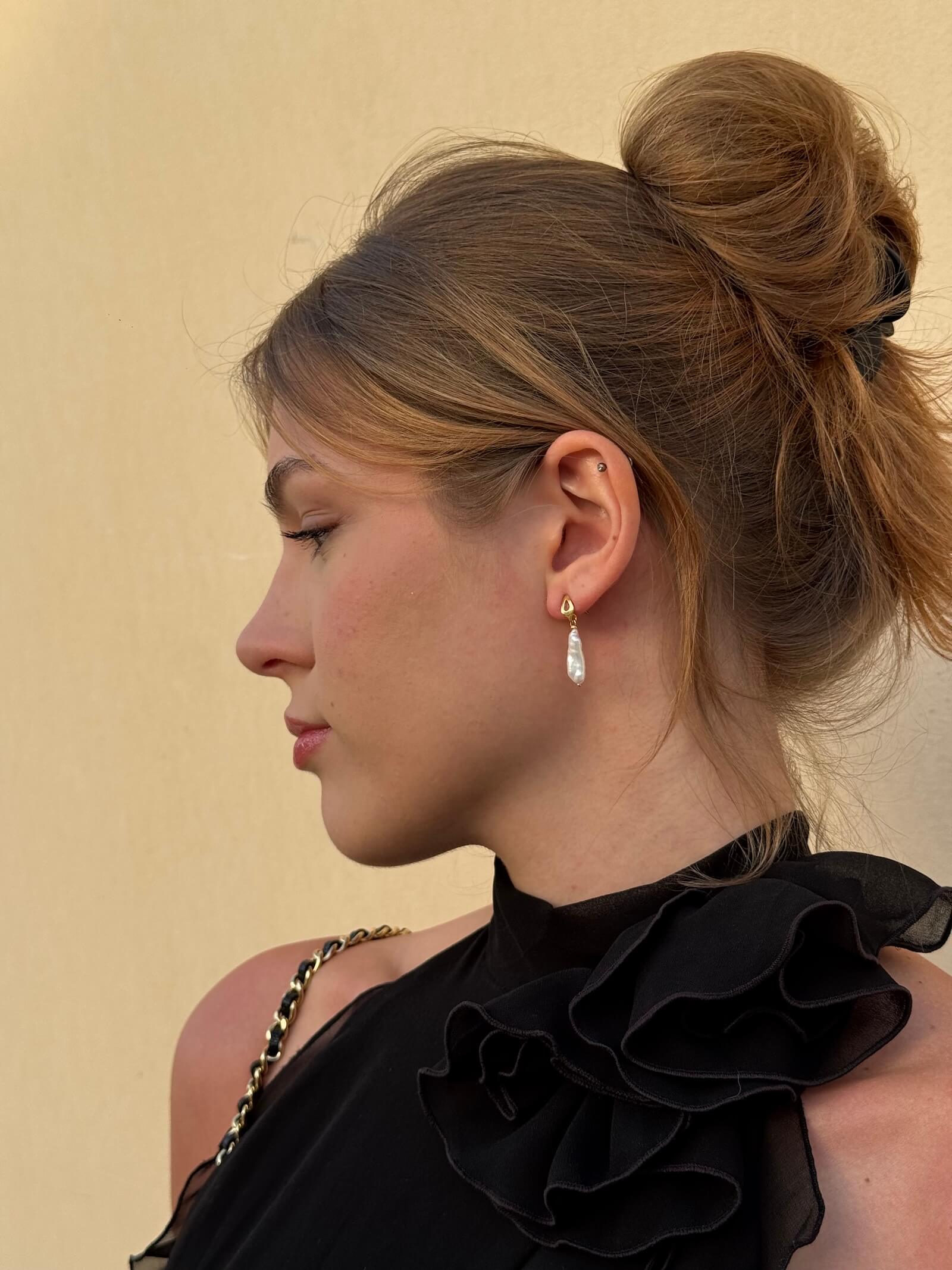 Kolczyki z białą podłużną perłą