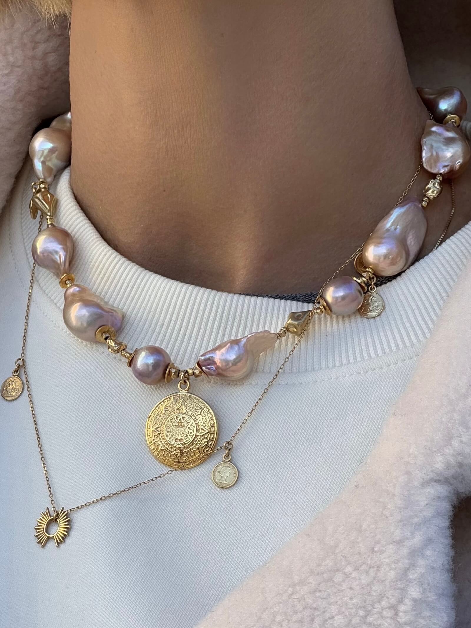Detal różowych pereł barokowych i monety Azteków w naszyjniku