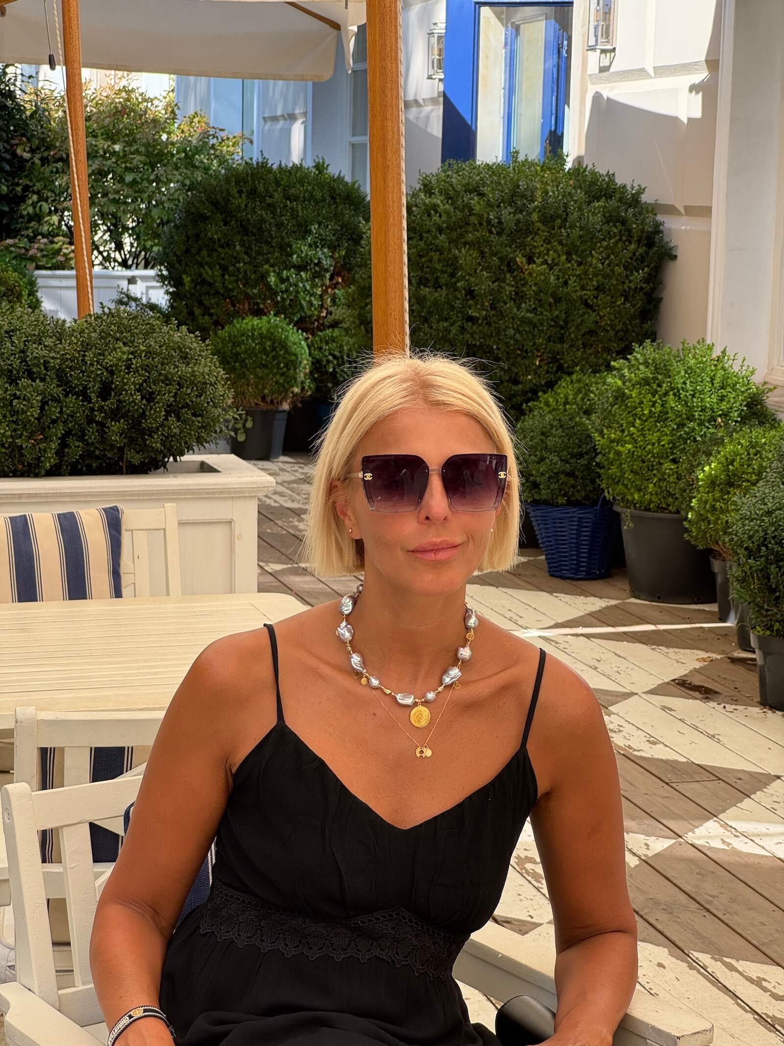 Naszyjnik z szarych pereł barokowych noszony latem