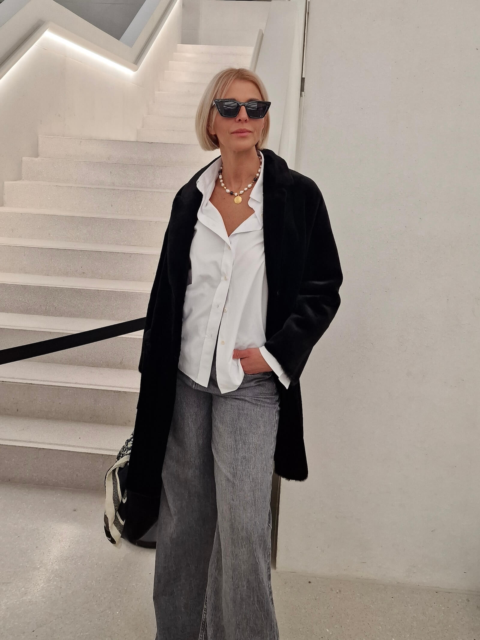 Naszyjnik z nieregularnych białych i czarnych pereł jako element pełnej stylizacji