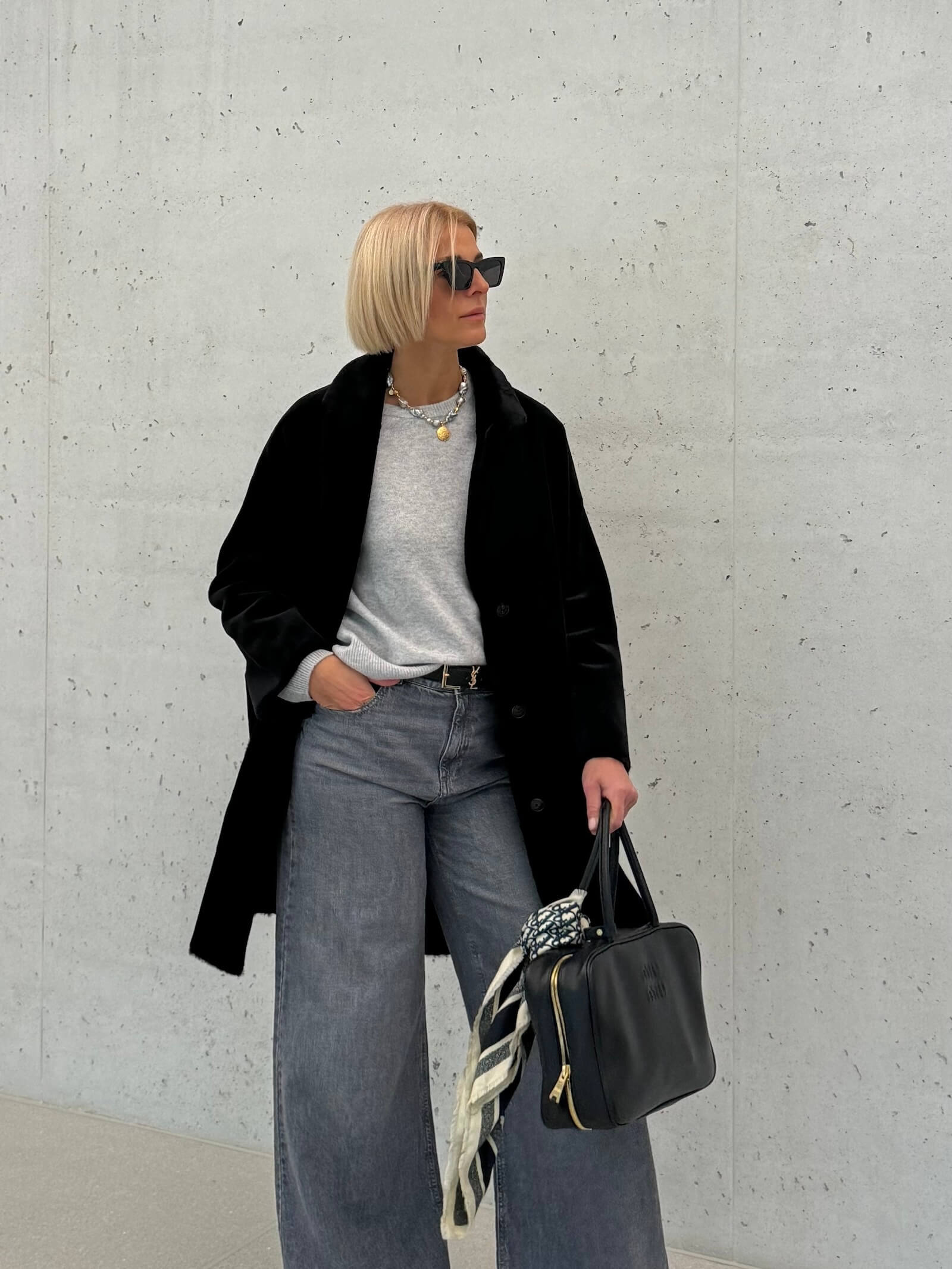 Naszyjnik z szarych pereł barokowych – stylizacja casual