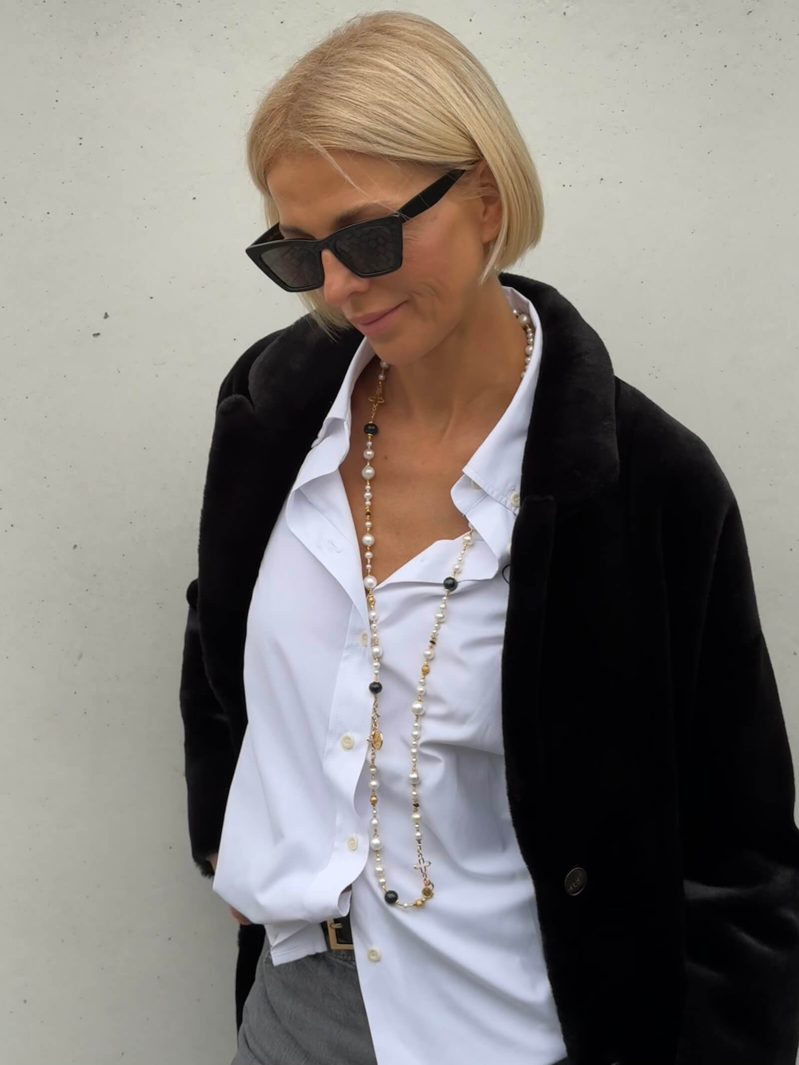 Długi naszyjnik z czarnych i białych pereł w eleganckiej stylizacji