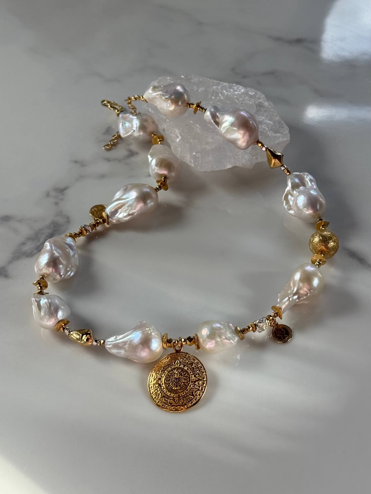 Naszyjnik z Białych Pereł Barokowych z Pozłacaną Zawieszką - ULASIENICKA