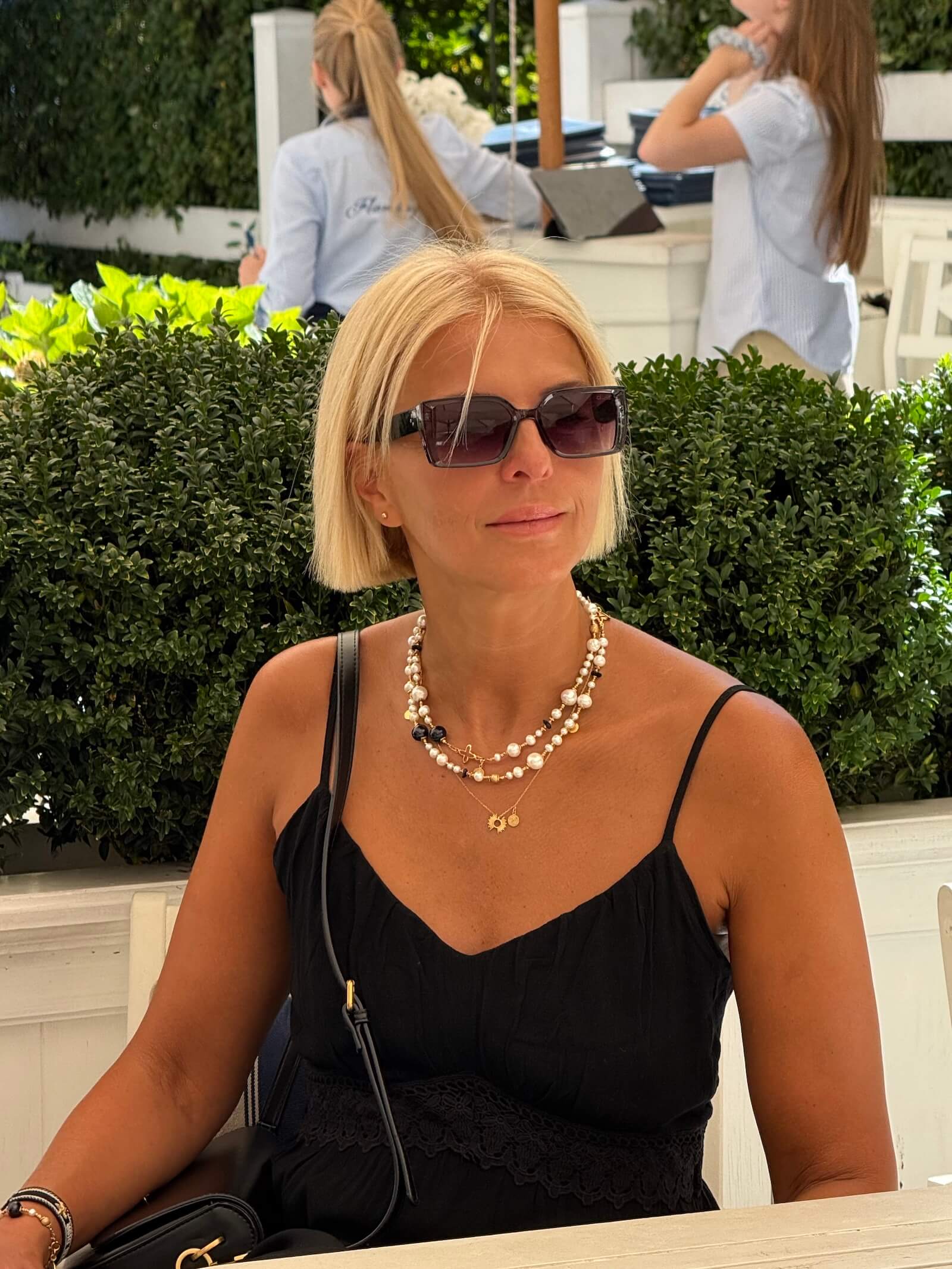 Długi naszyjnik z czarnych i białych pereł w letniej stylizacji