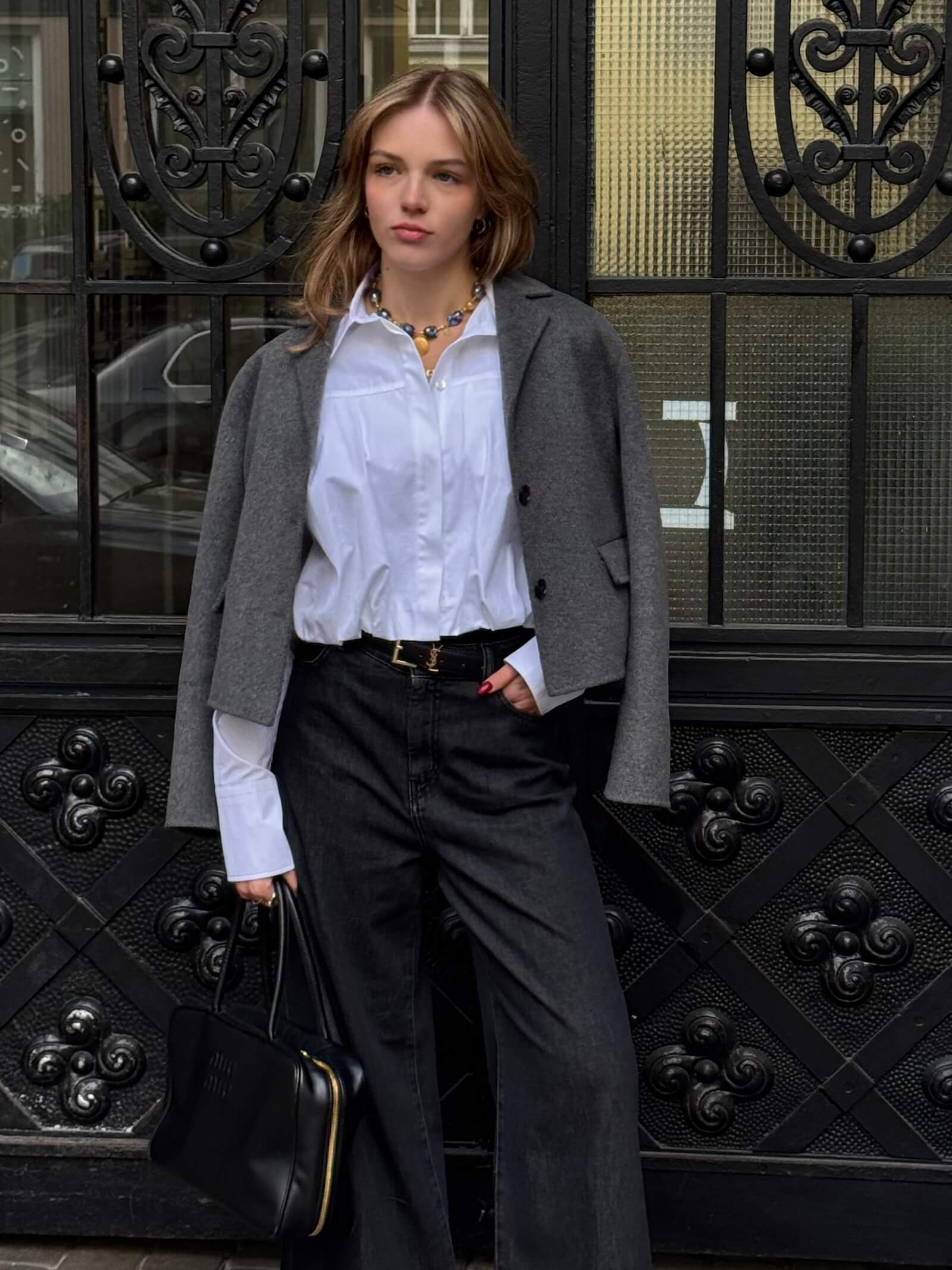 Naszyjnik z grafitowych pereł barokowych na modelce – stylizacja casual