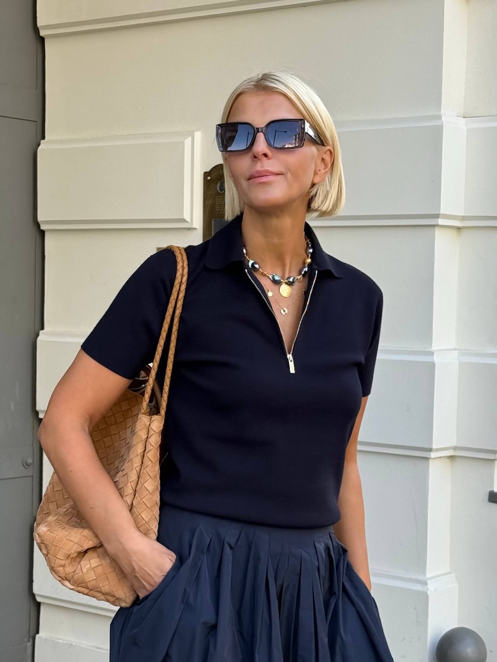 Naszyjnik z grafitowych pereł barokowych na modelce – stylizacja casual