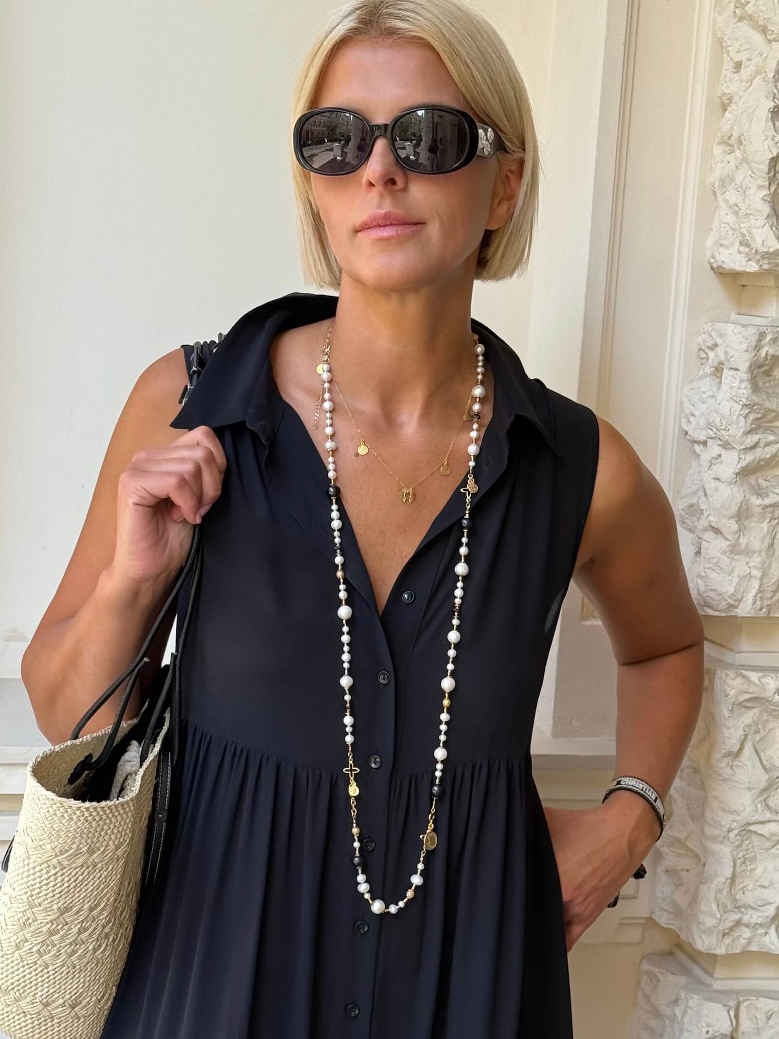 Długi naszyjnik z czarnych i białych pereł w letniej stylizacji