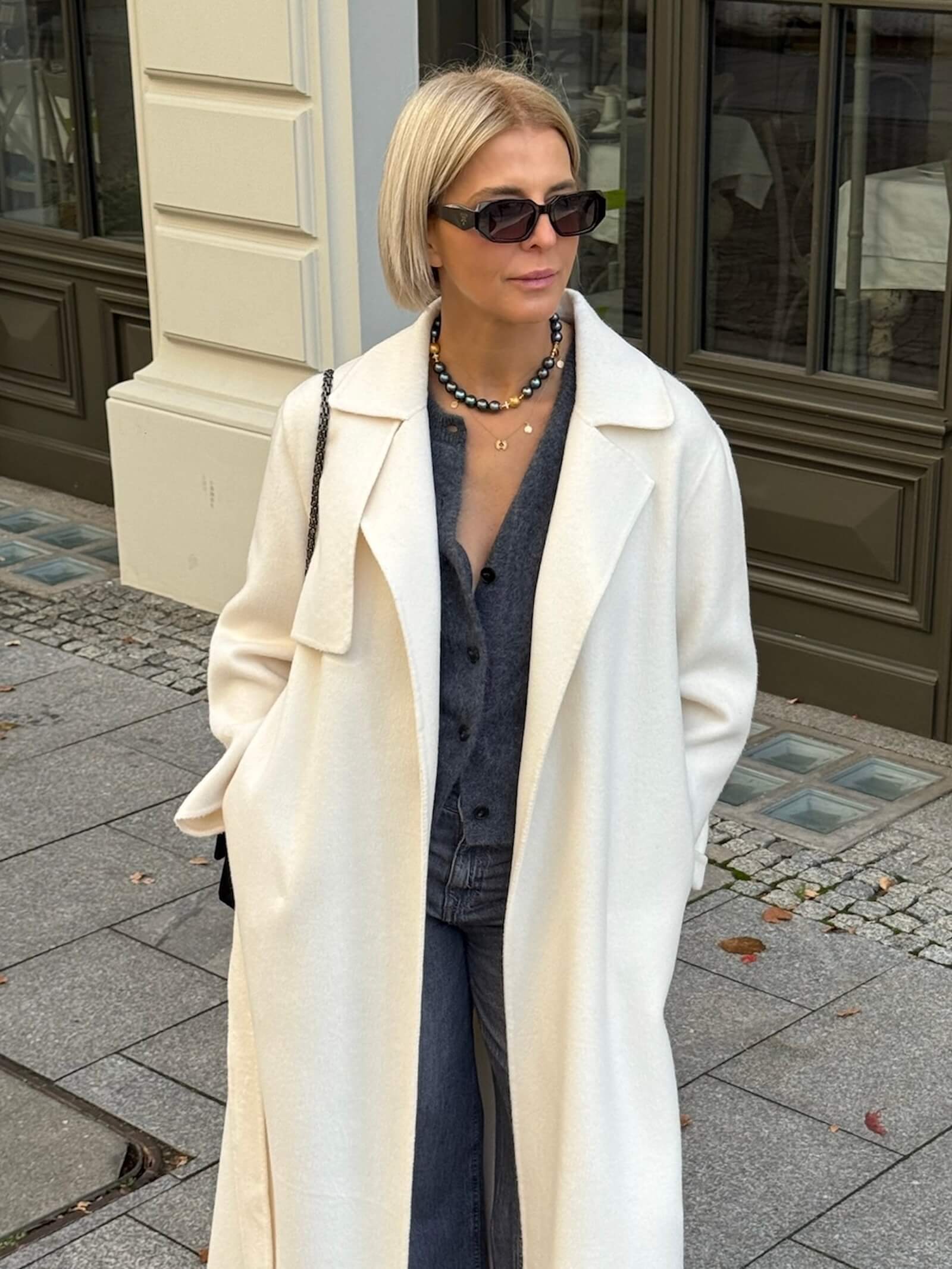 Choker z grafitowych pereł w codziennej stylizacji