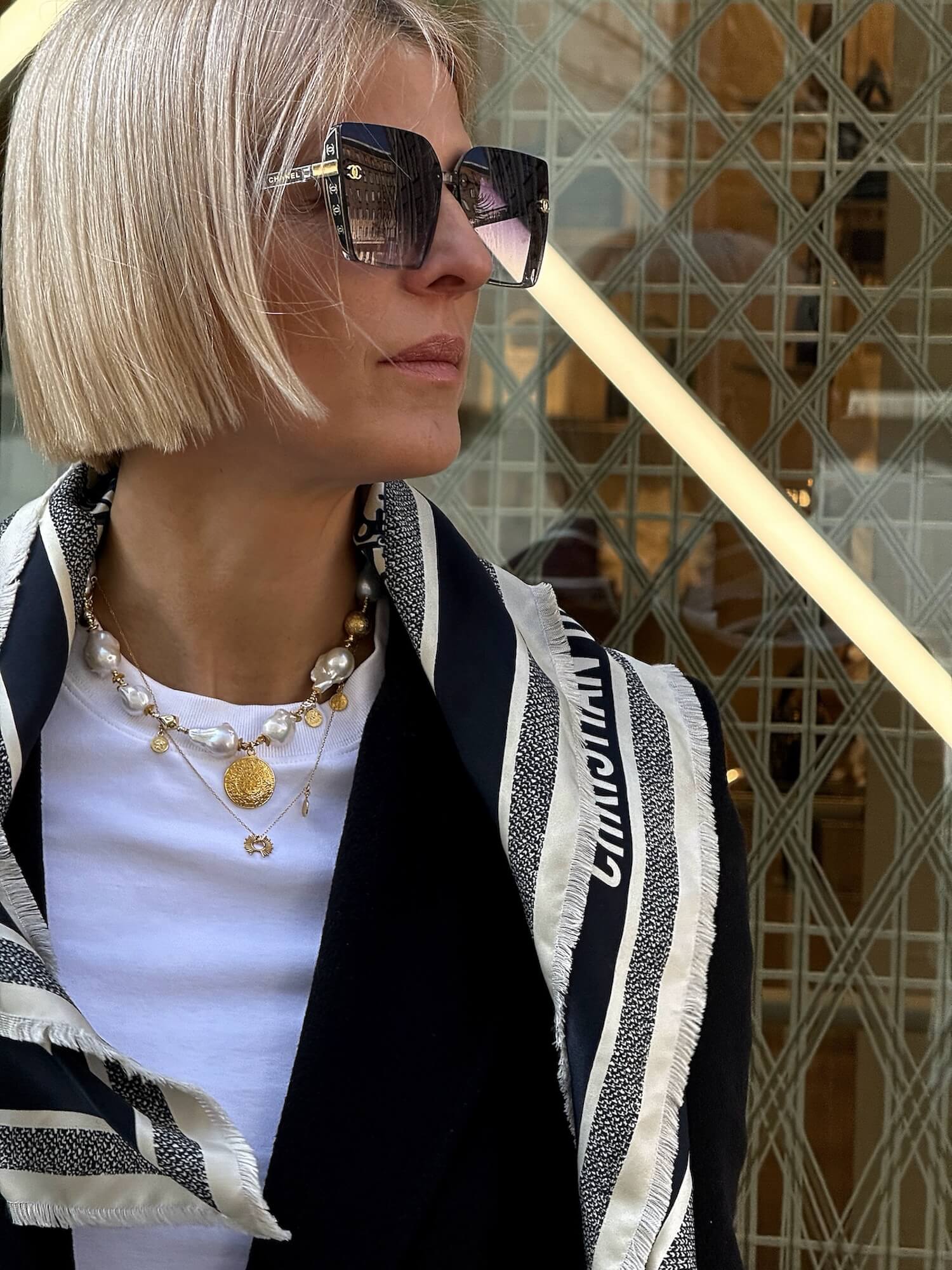 Naszyjnik z białych pereł barokowych noszony na co dzień