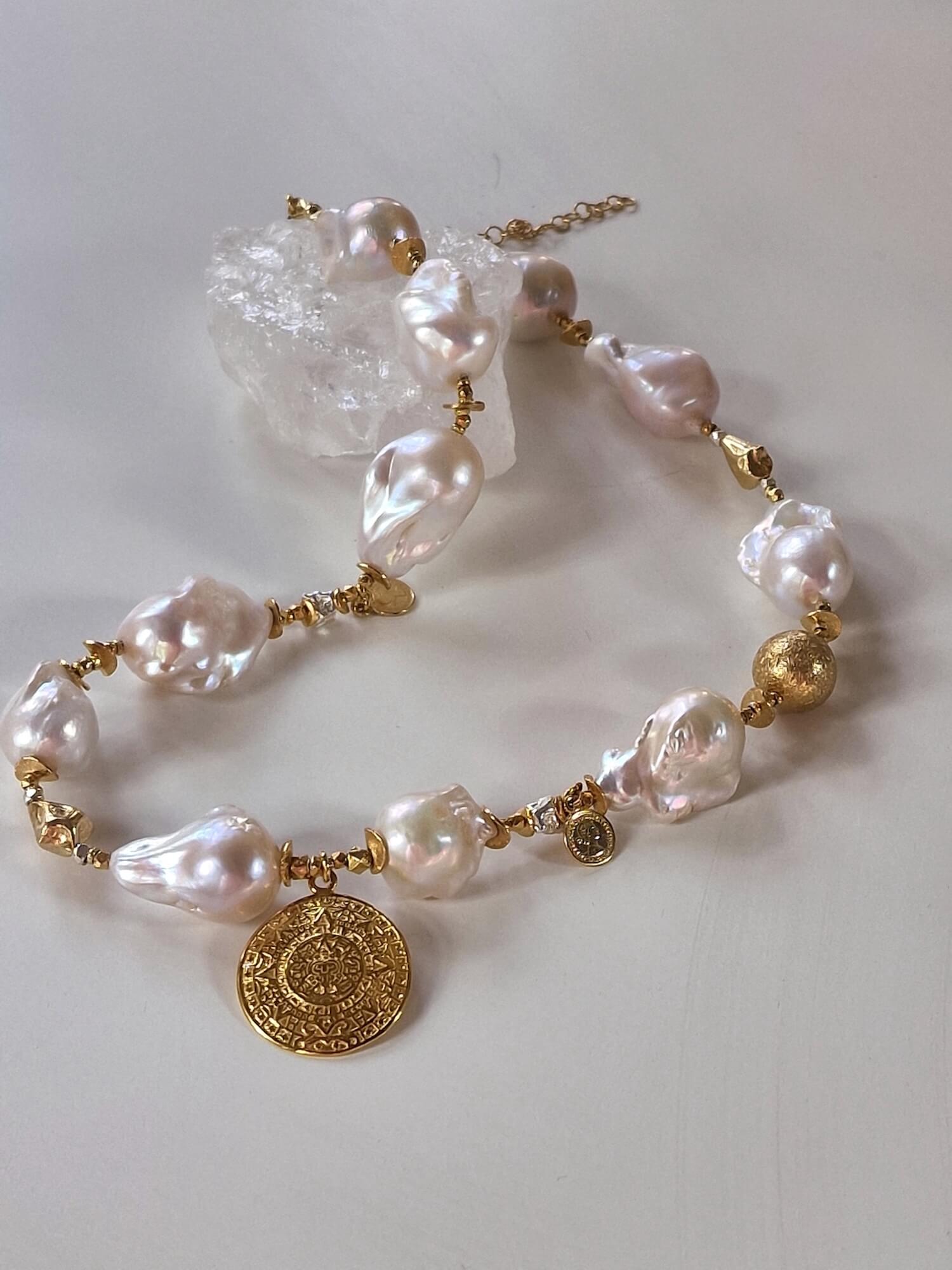 Packshot naszyjnika z białych pereł barokowych z pozłacaną zawieszką