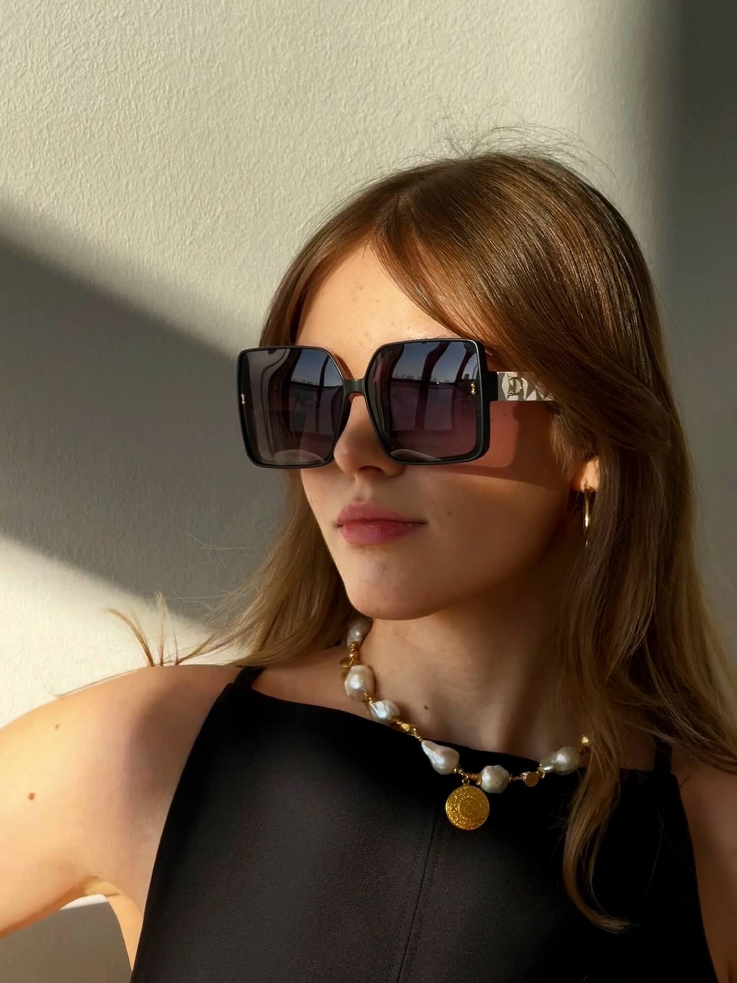 Detal naszyjnika z białych pereł barokowych na modelce