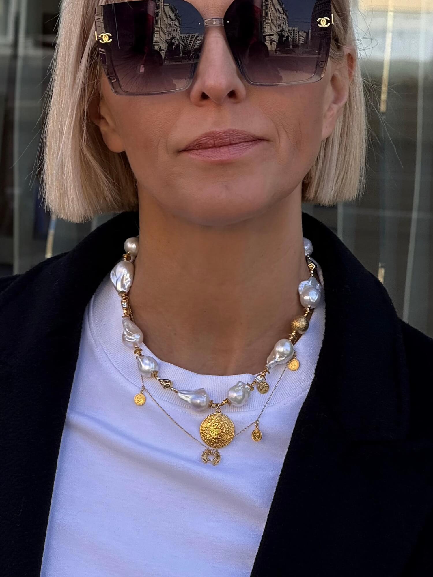 Naszyjnik z białych pereł barokowych noszony na co dzień