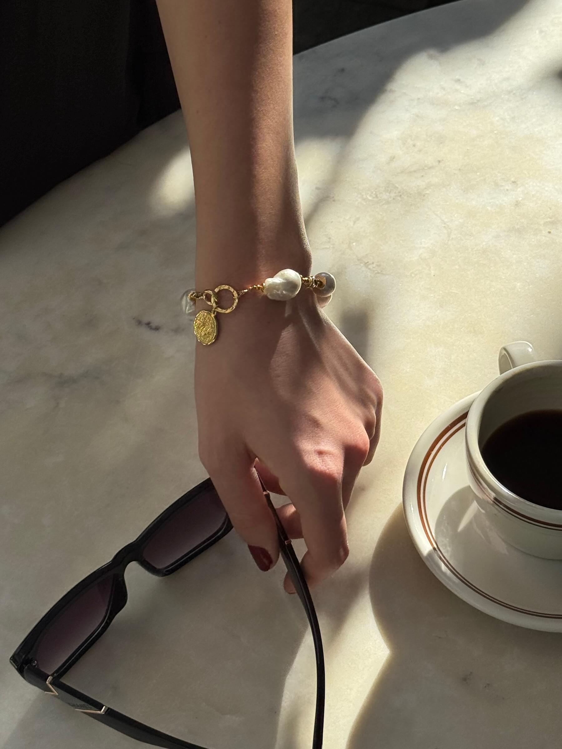 Armband aus weißen Barockperlen