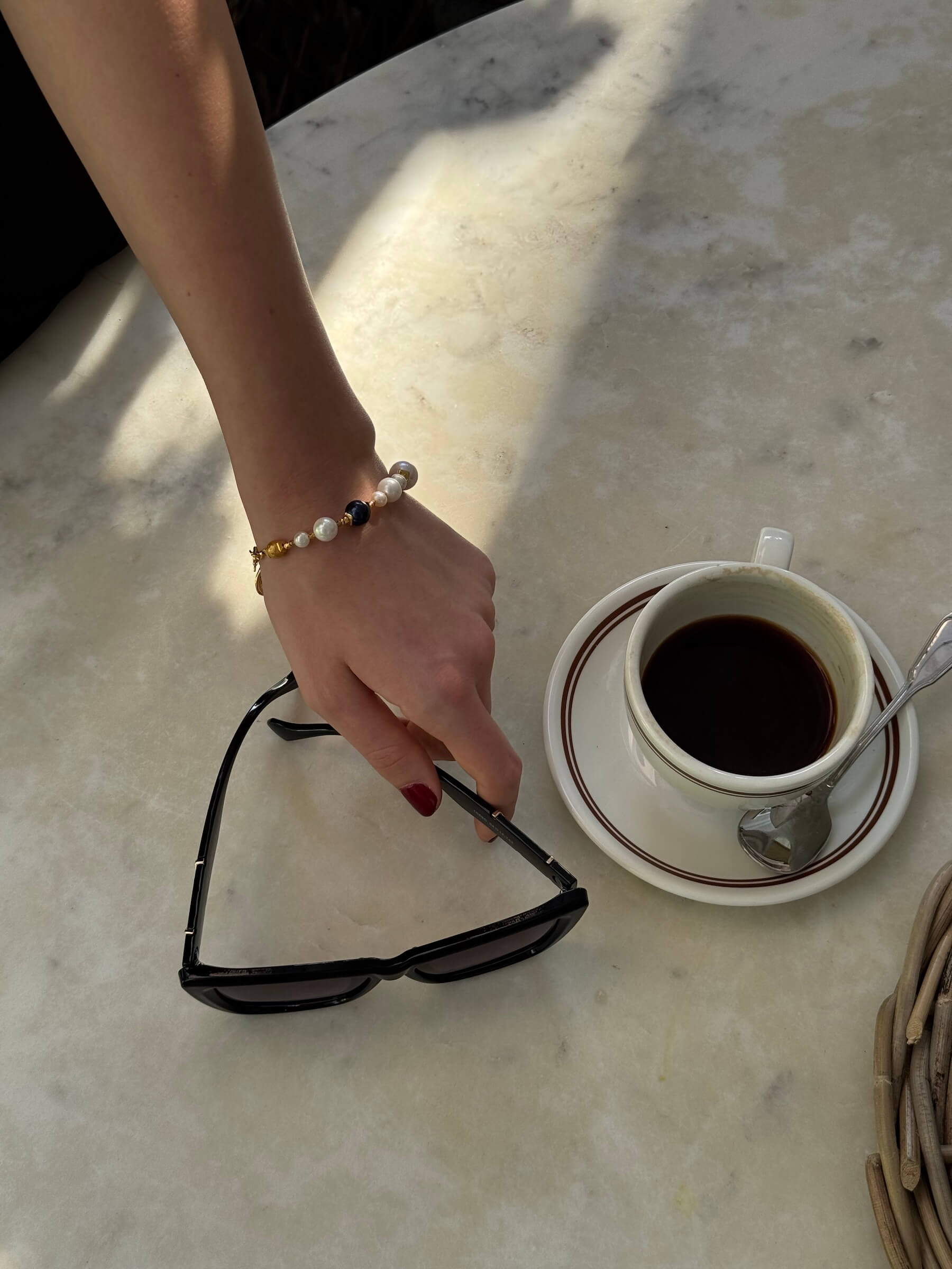 Armband aus weißen und schwarzen Perlen