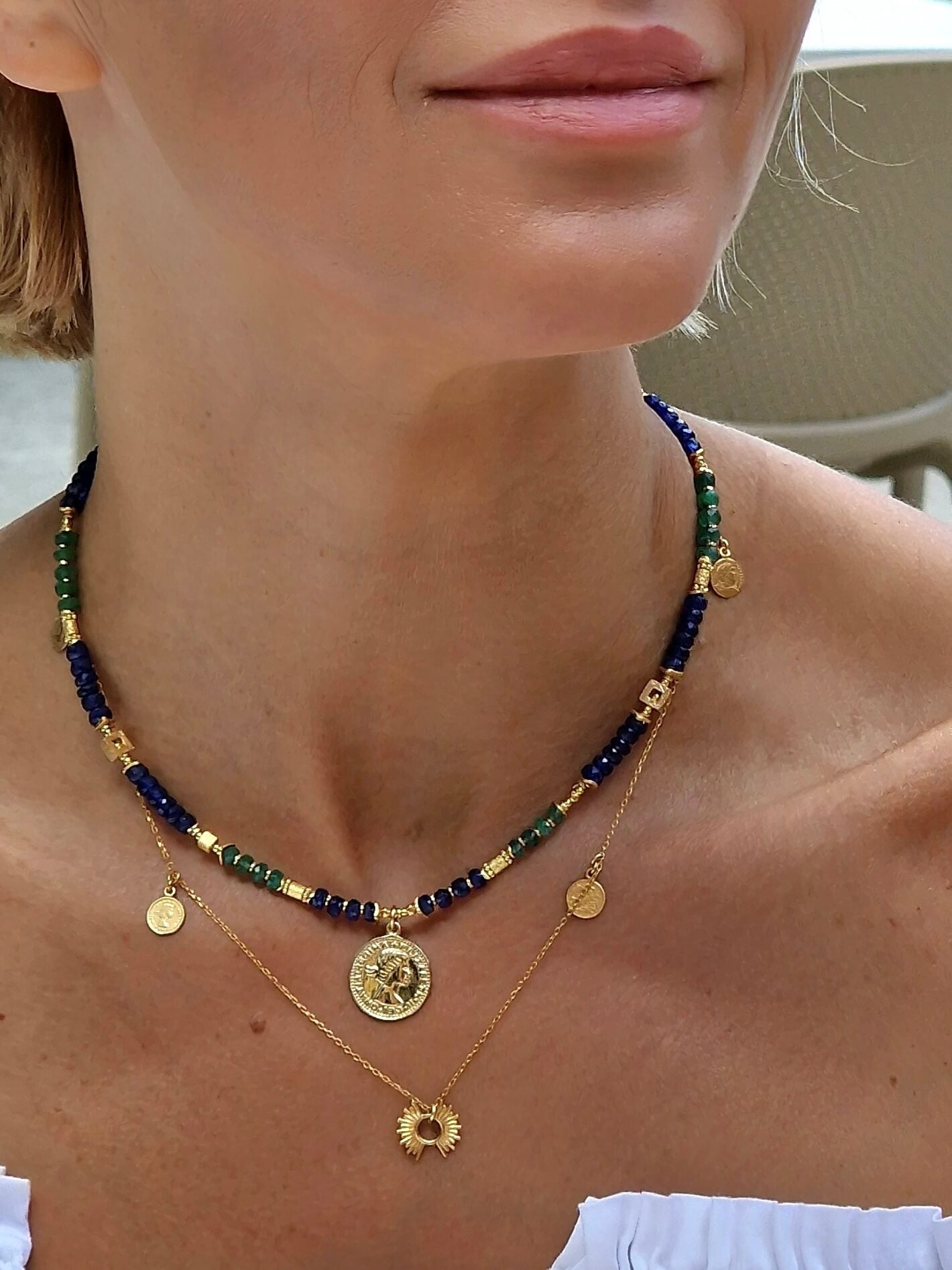 Naszyjnik z Szafirów i Szmaragdów z Zawieszką - Moneta