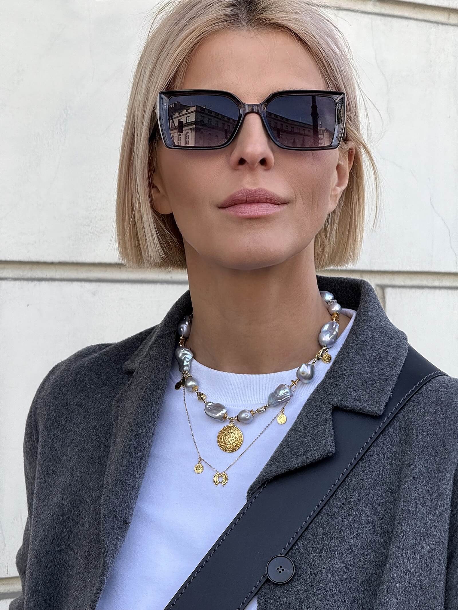 Naszyjnik z szarych pereł barokowych na modelce – stylizacja dzienna