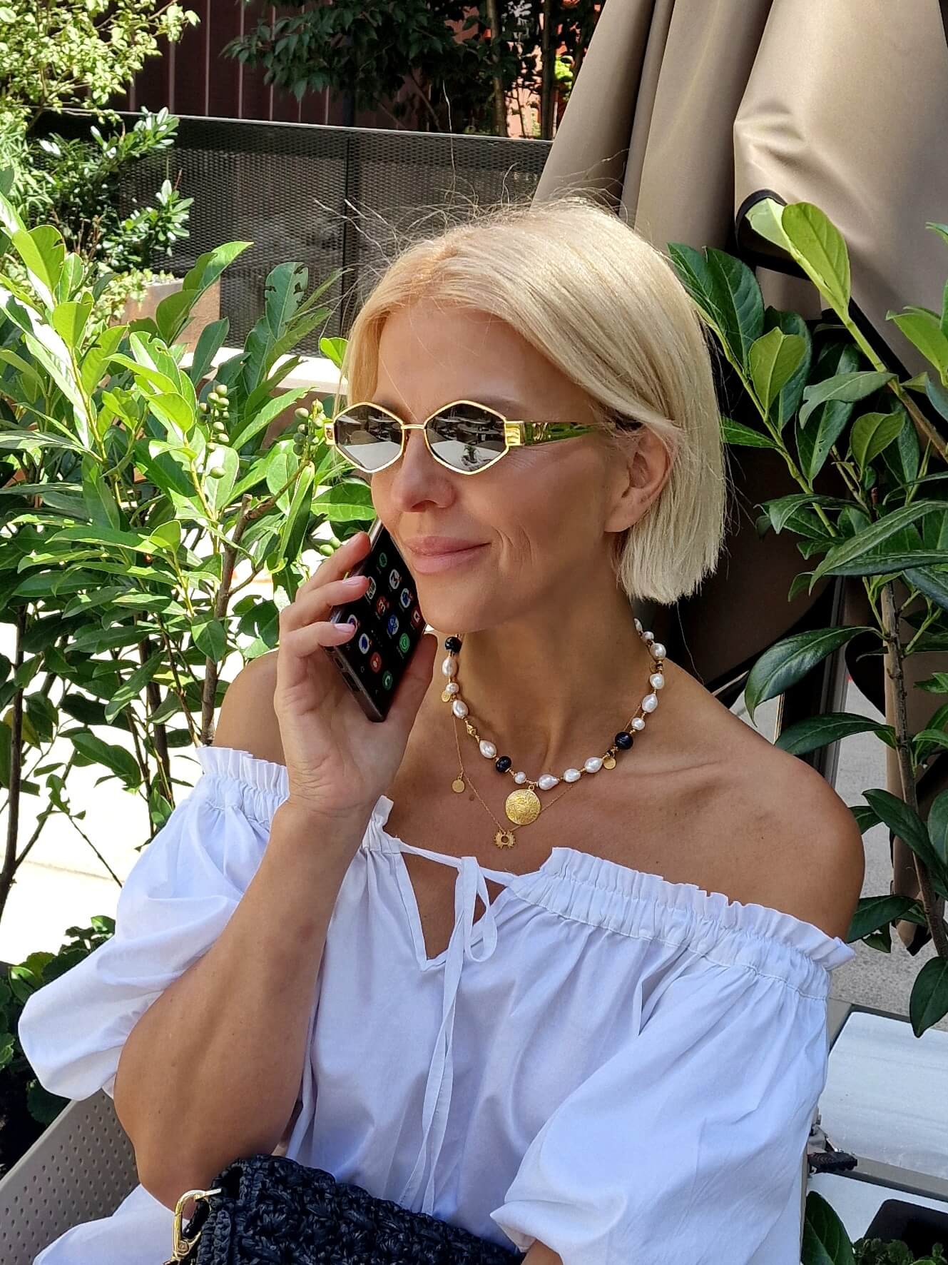 Naszyjnik z nieregularnych białych i czarnych pereł w letniej stylizacji