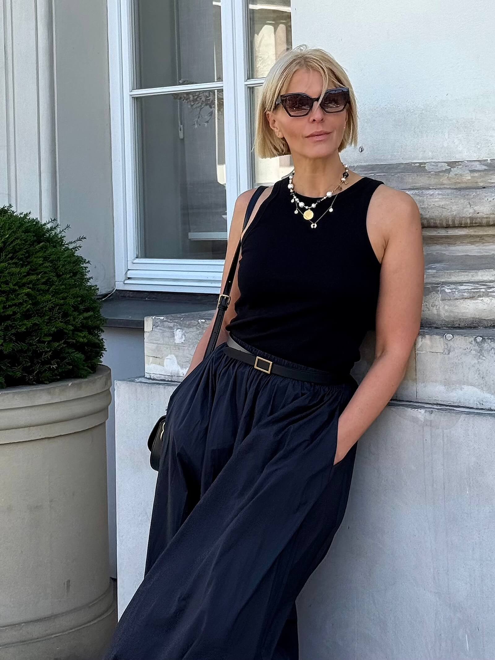 Naszyjnik z białych i czarnych pereł w stylizacji lifestyle