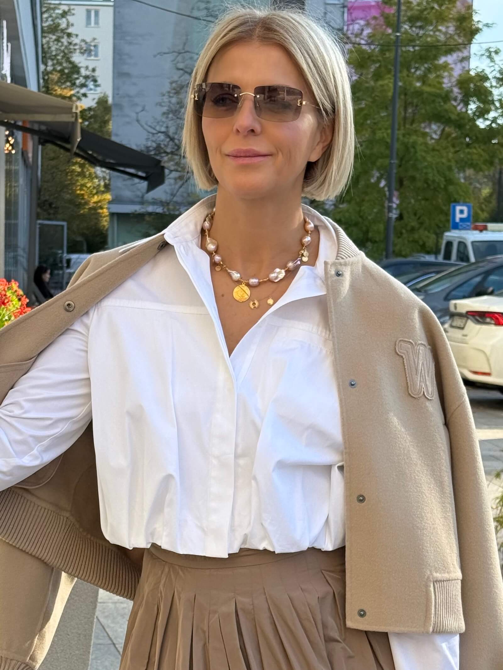 Naszyjnik z różowych pereł barokowych w codziennej stylizacji