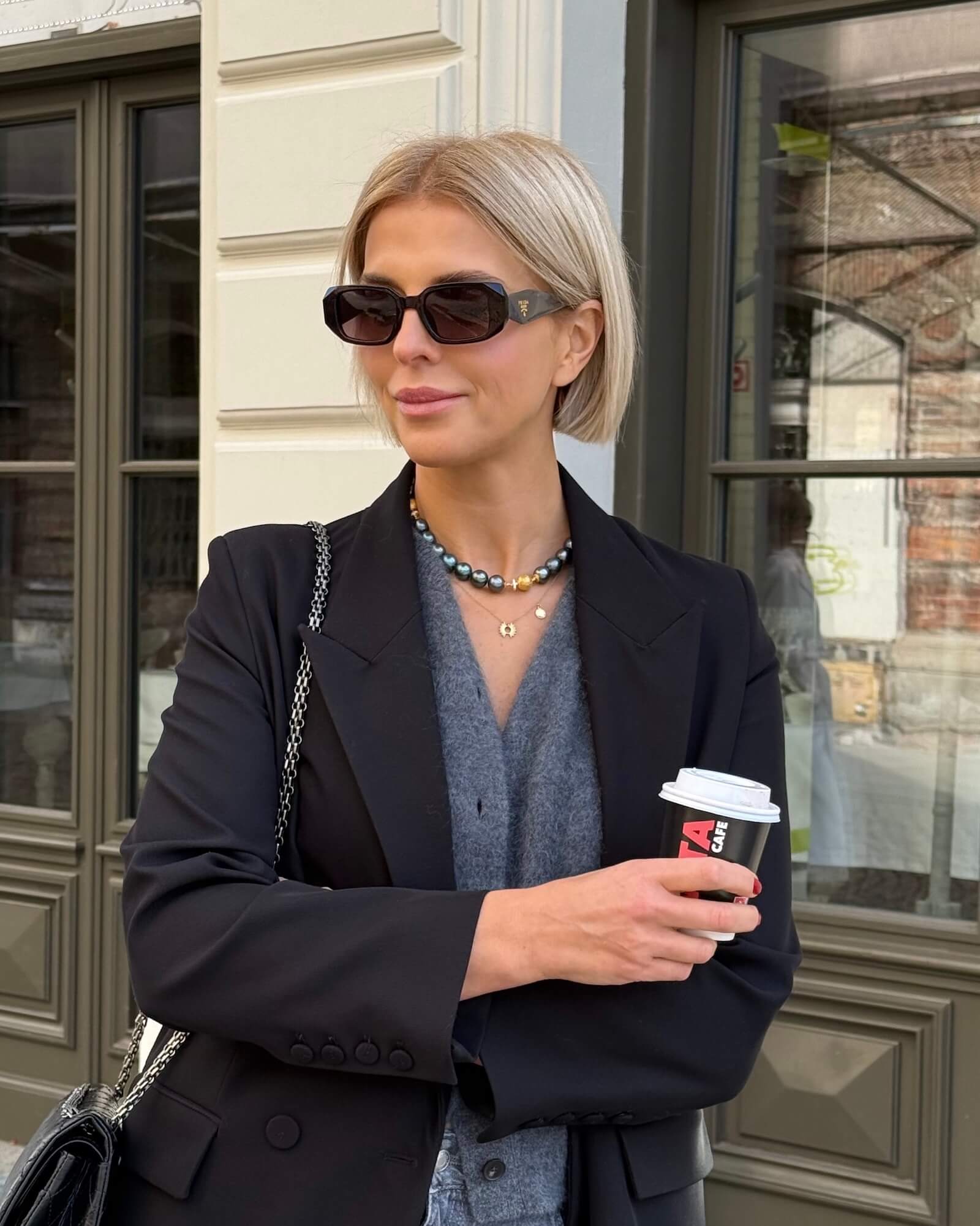 Choker z grafitowych pereł w eleganckiej stylizacji biznesowej