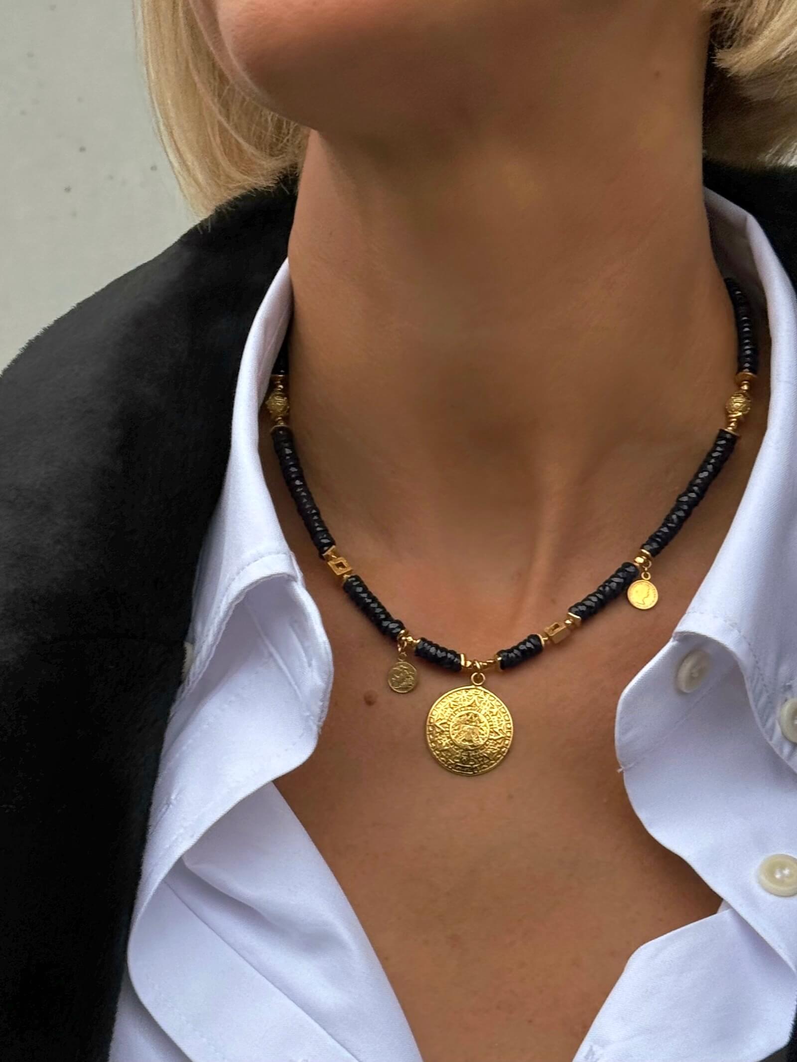 Naszyjnik z Ciemnogranatowych Szafirów z Zawieszką - Moneta Azteków