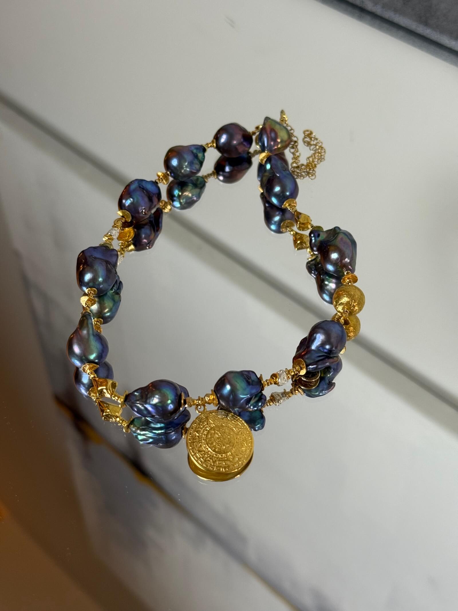 Naszyjnik z grafitowych pereł barokowych – widok produktu z góry