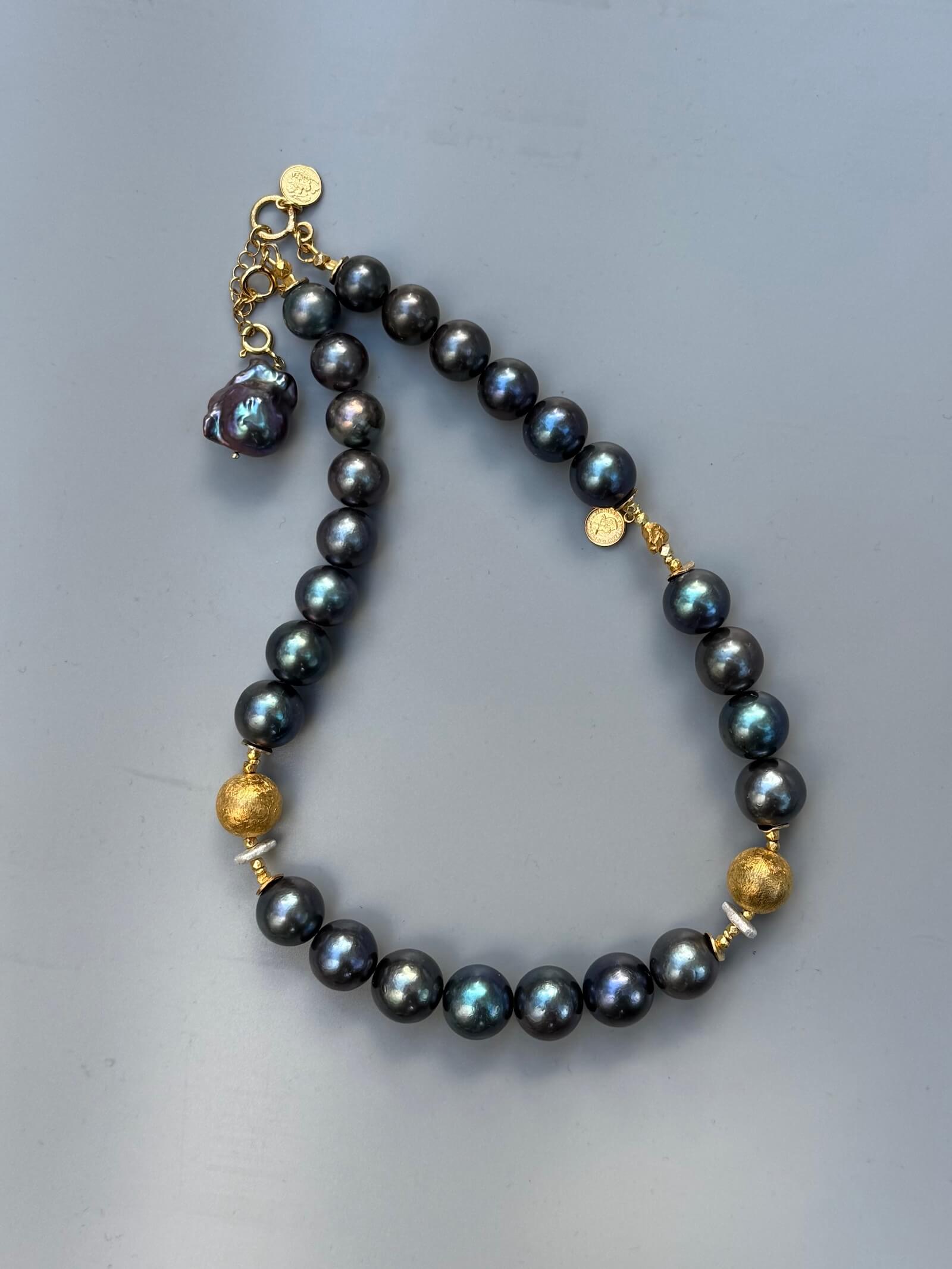 Packshot chokera z grafitowych pereł – ULASIENICKA