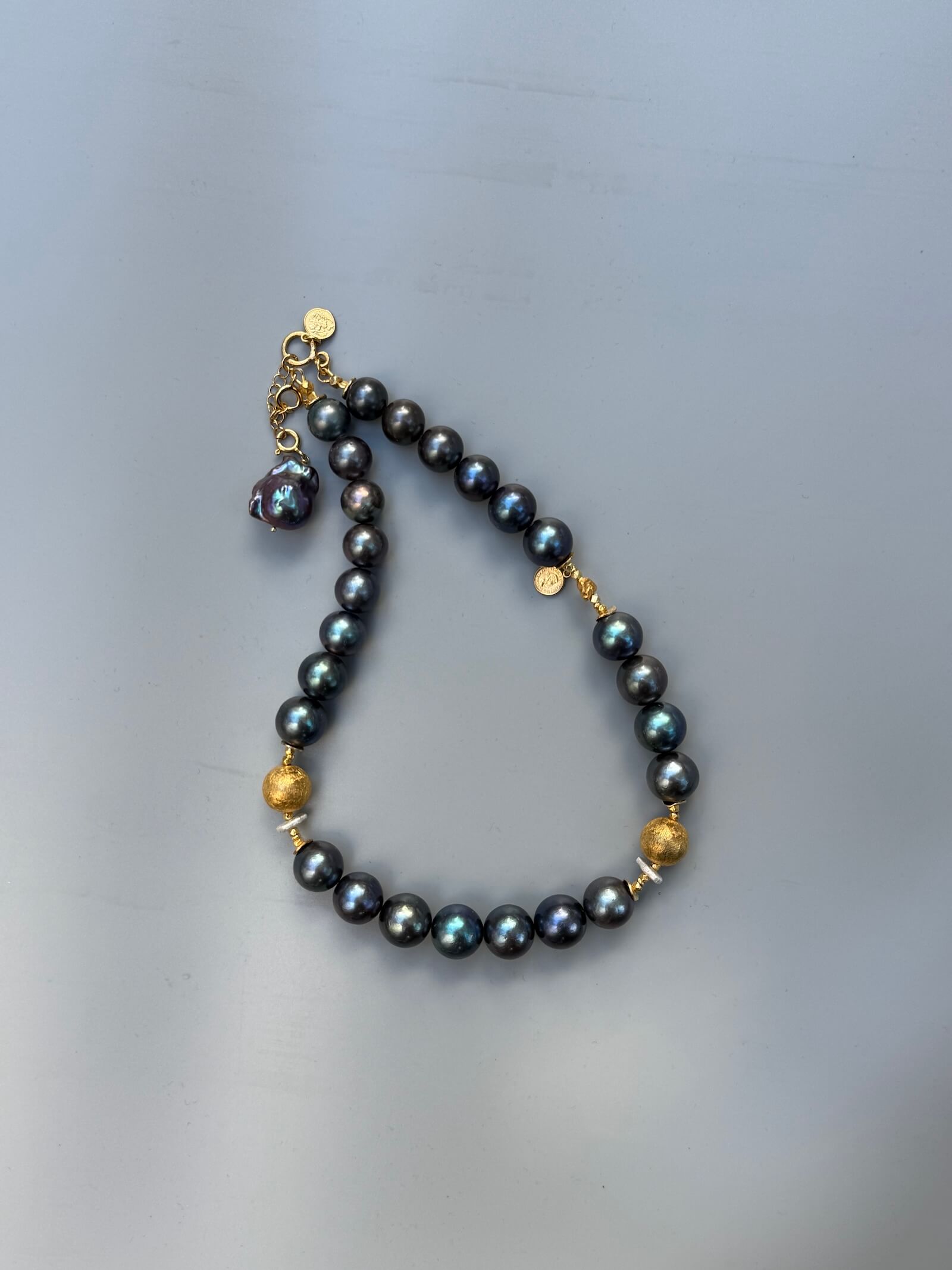 Packshot chokera z grafitowych pereł – ULASIENICKA