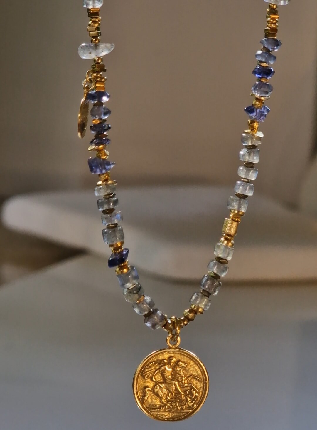 Naszyjnik z Labradorytu i Szafirów Wodnych z Zawieszką - Moneta