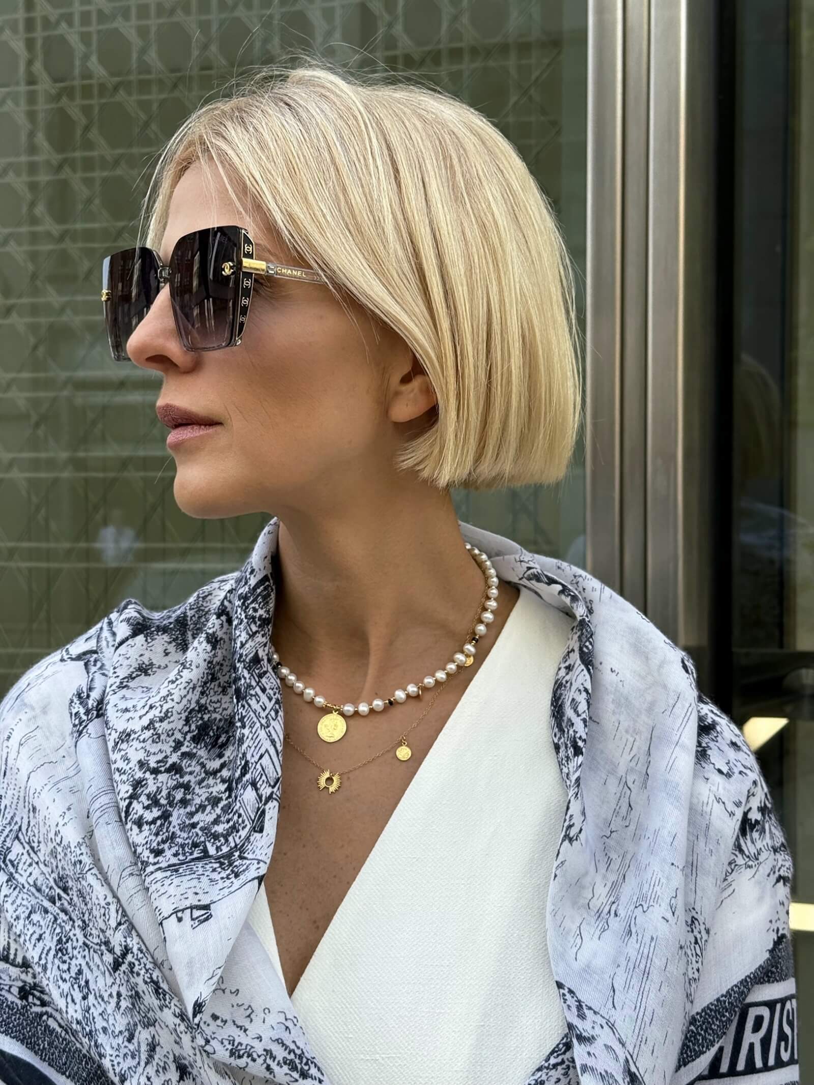 Zbliżenie na naszyjnik z naturalnych pereł na modelce