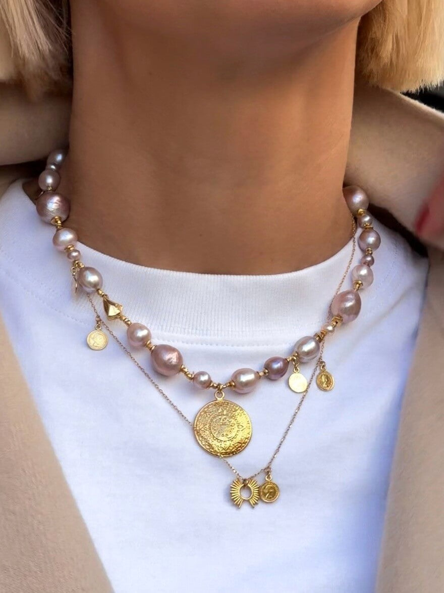 Naszyjnik z Szaro-Różowych Pereł Edison z Zawieszka - Moneta Azteków