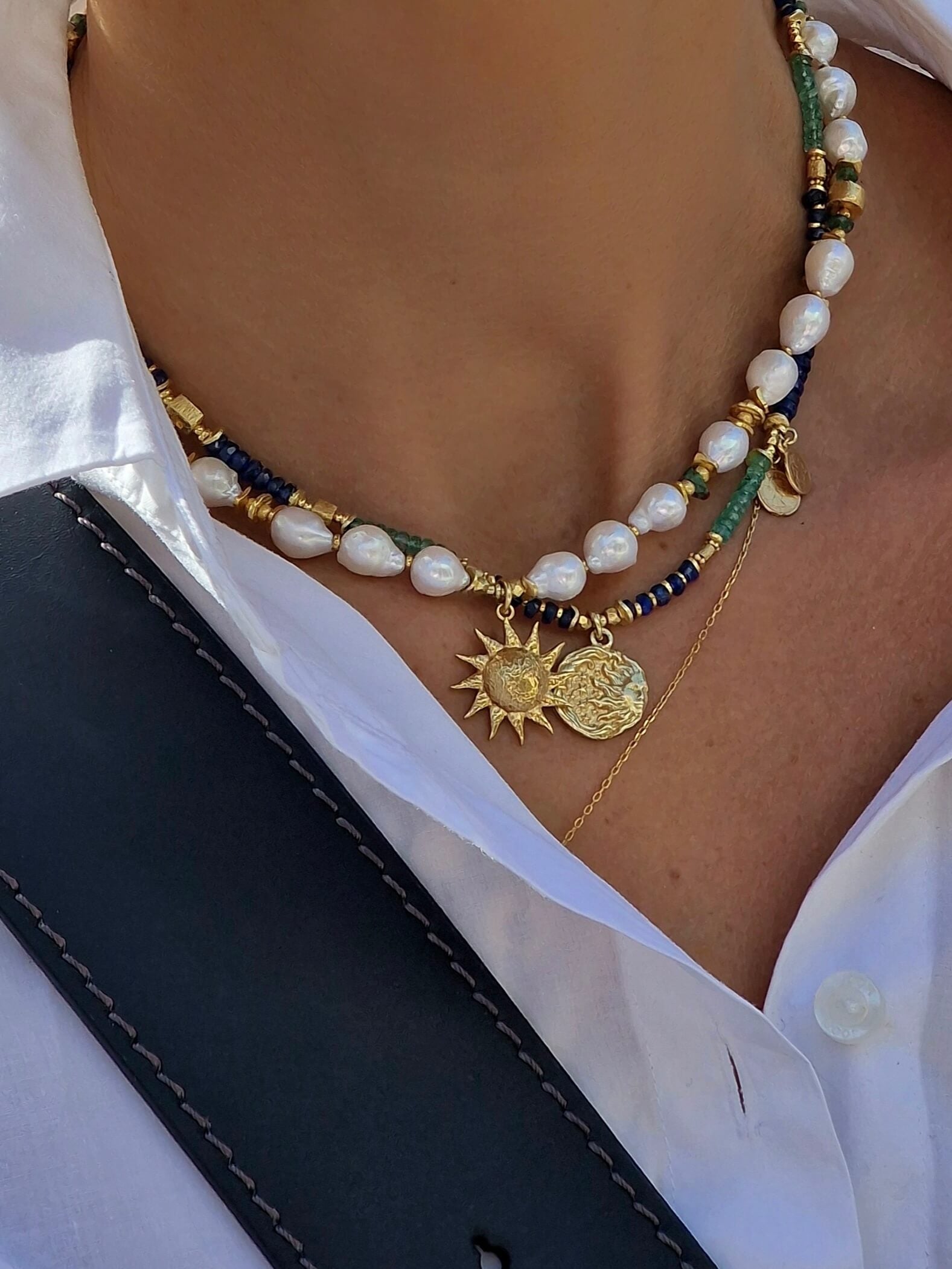 Naszyjnik z Białych Pereł ze Szmaragdem z Zawieszką - Słońce