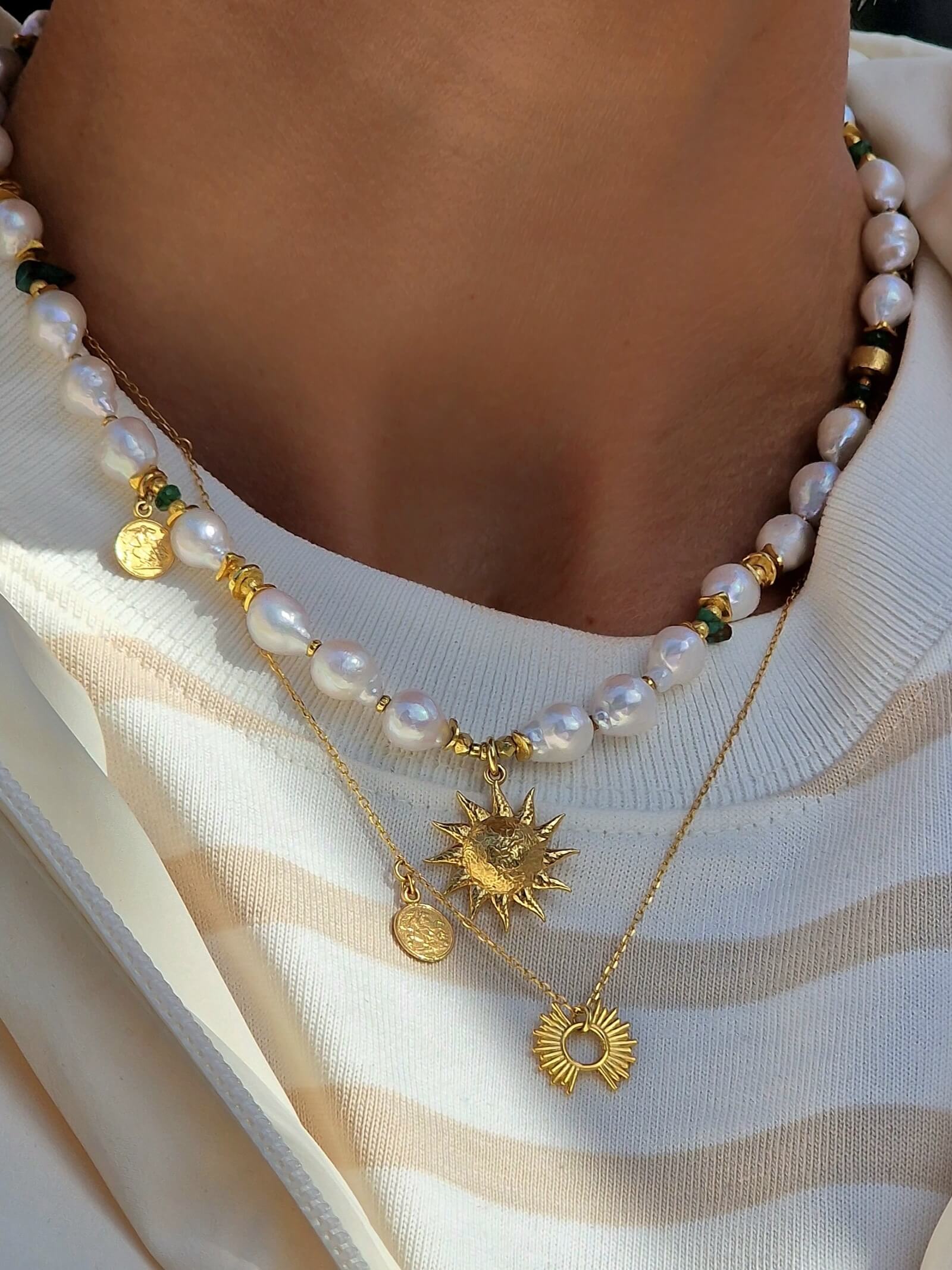 Naszyjnik z Białych Pereł ze Szmaragdem z Zawieszką - Słońce