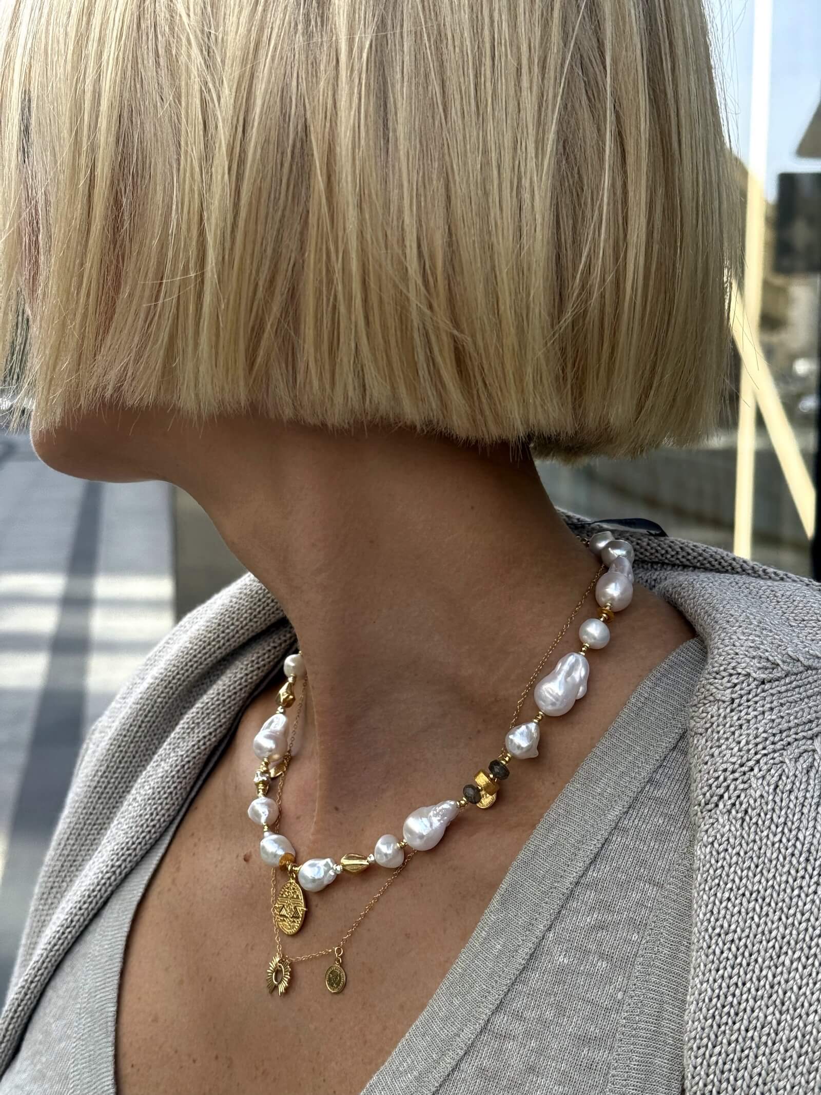 Naszyjnik z Nieregularnych Pereł z Labradorytem i z Zawieszką - Mała Moneta Azteków