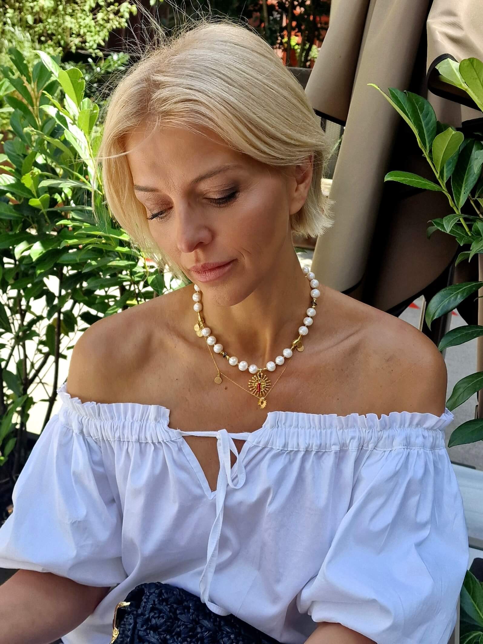 Naszyjnik z białych pereł w letniej stylizacji