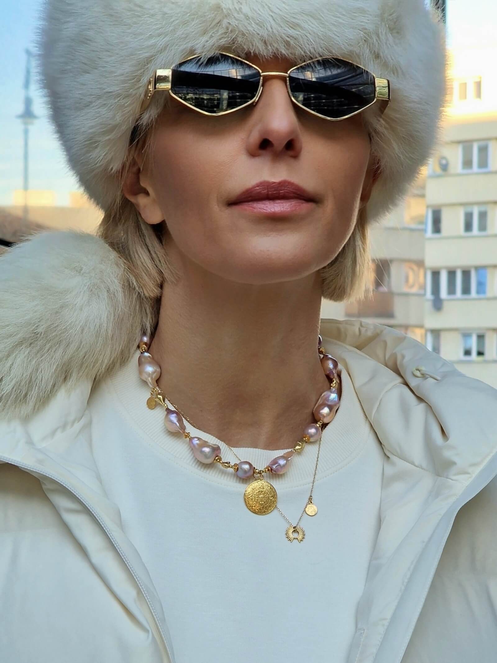 Naszyjnik z różowych pereł barokowych w stylizacji lifestyle