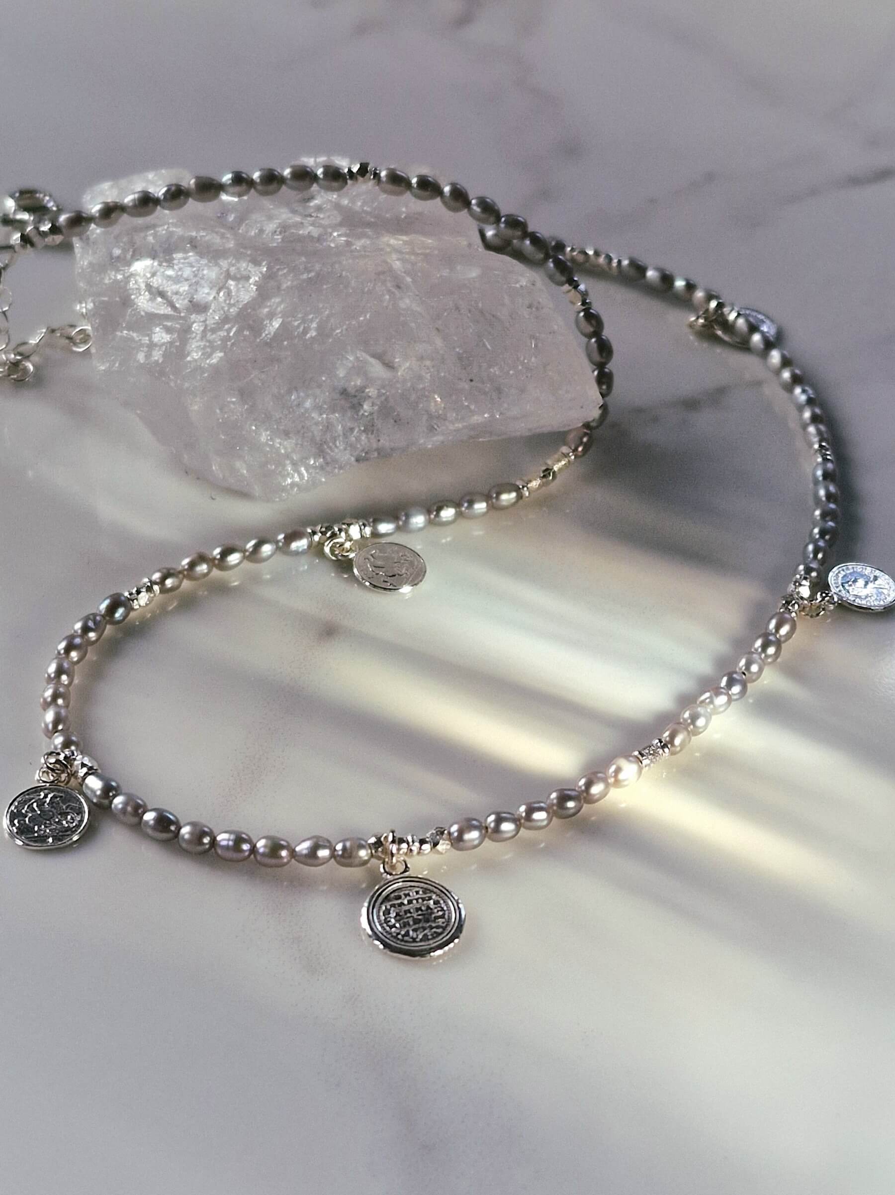 Naszyjnik z Szarych Pereł z Monetkami - Srebro 925