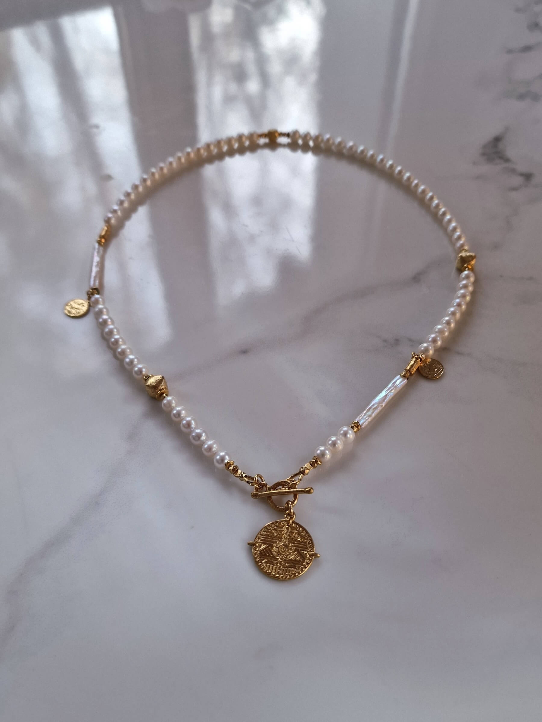 Naszyjnik z Białych Pereł Zapinany na Patyczek