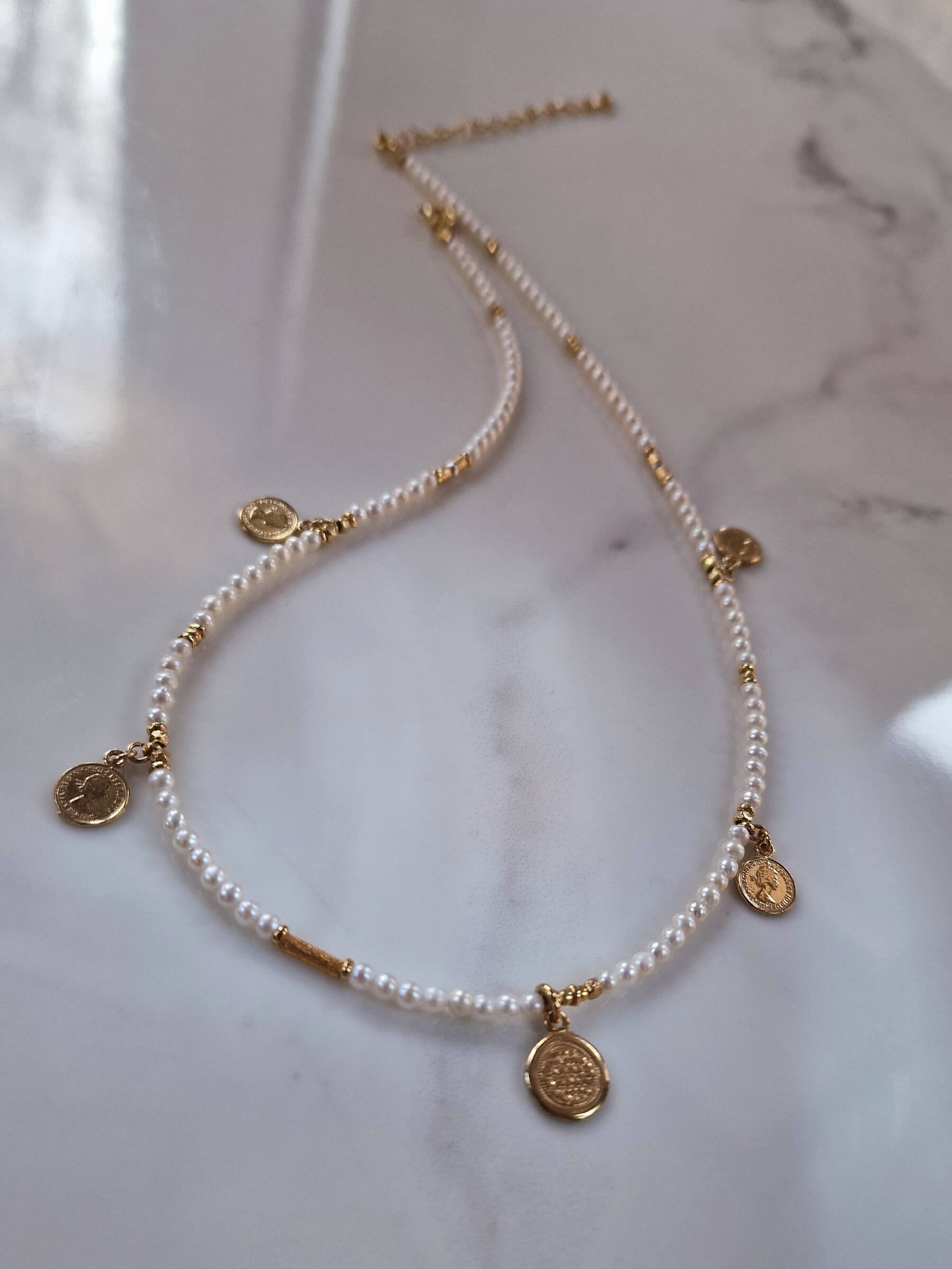 Naszyjnik z Szarych Pereł z Monetkami