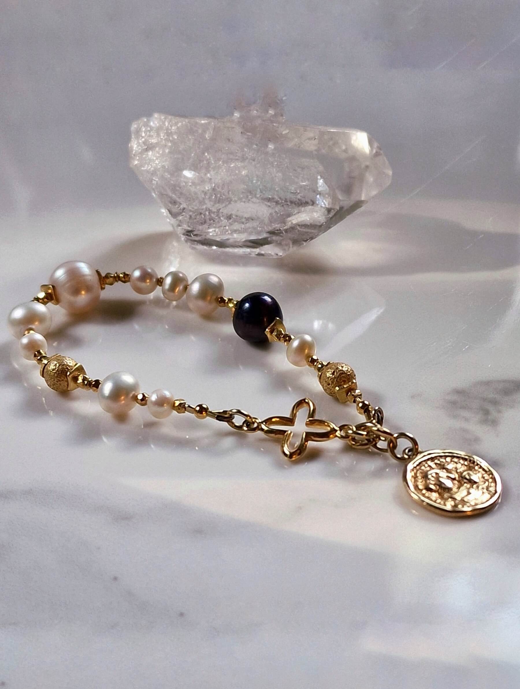 Bransoletka z Białych i Czarnych Pereł