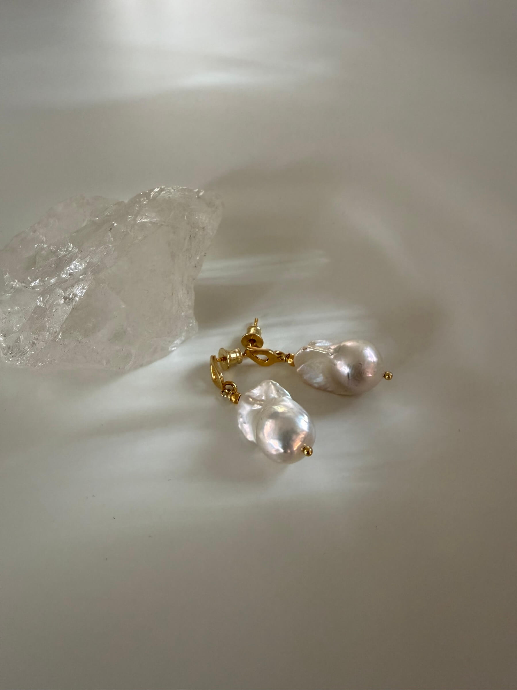 Earrings with white baroque pearl