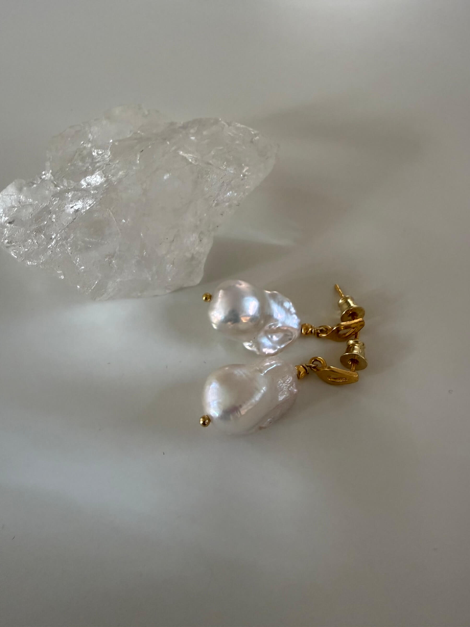 Earrings with white baroque pearl