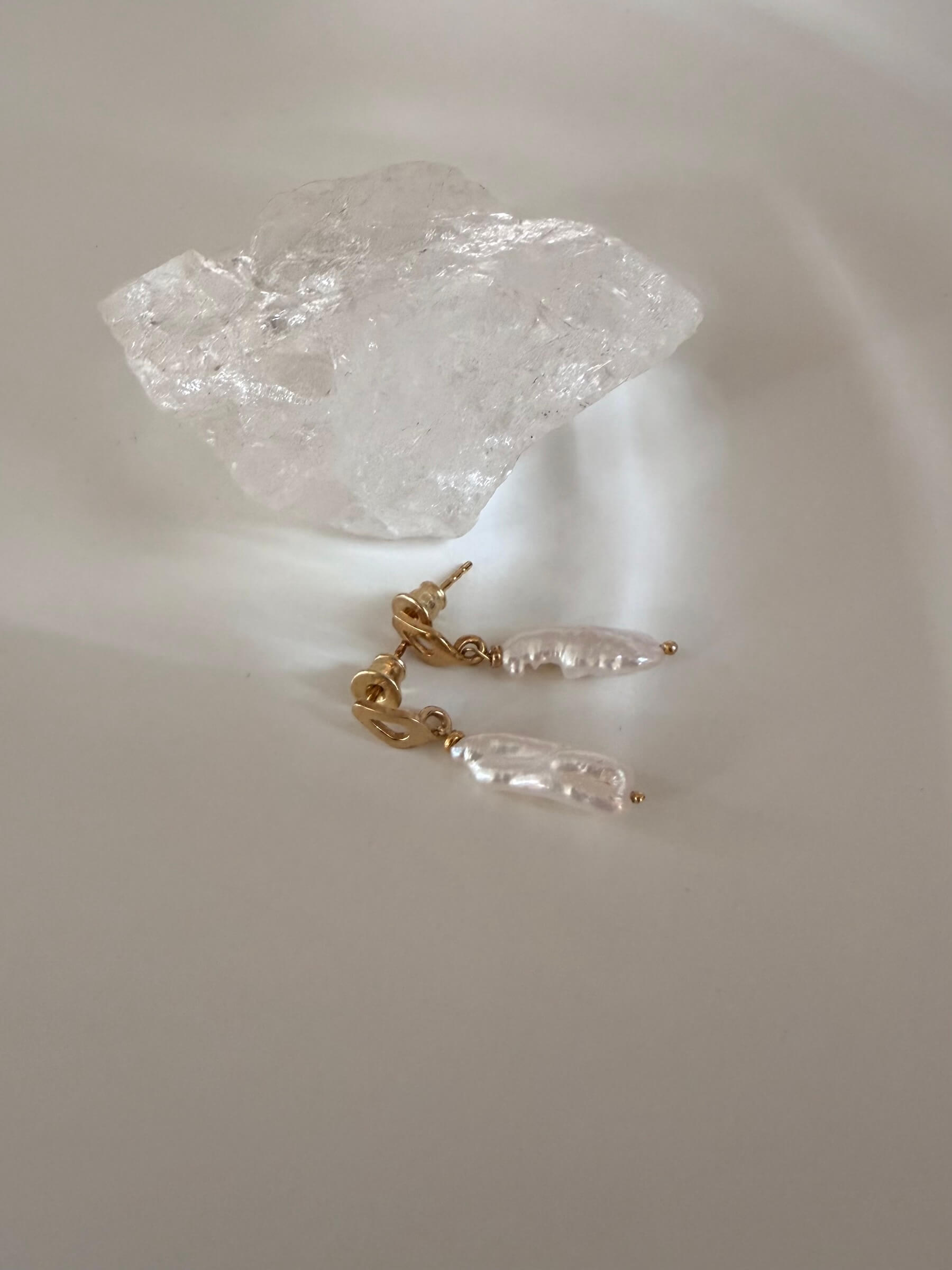 Kolczyki z białą podłużną perłą