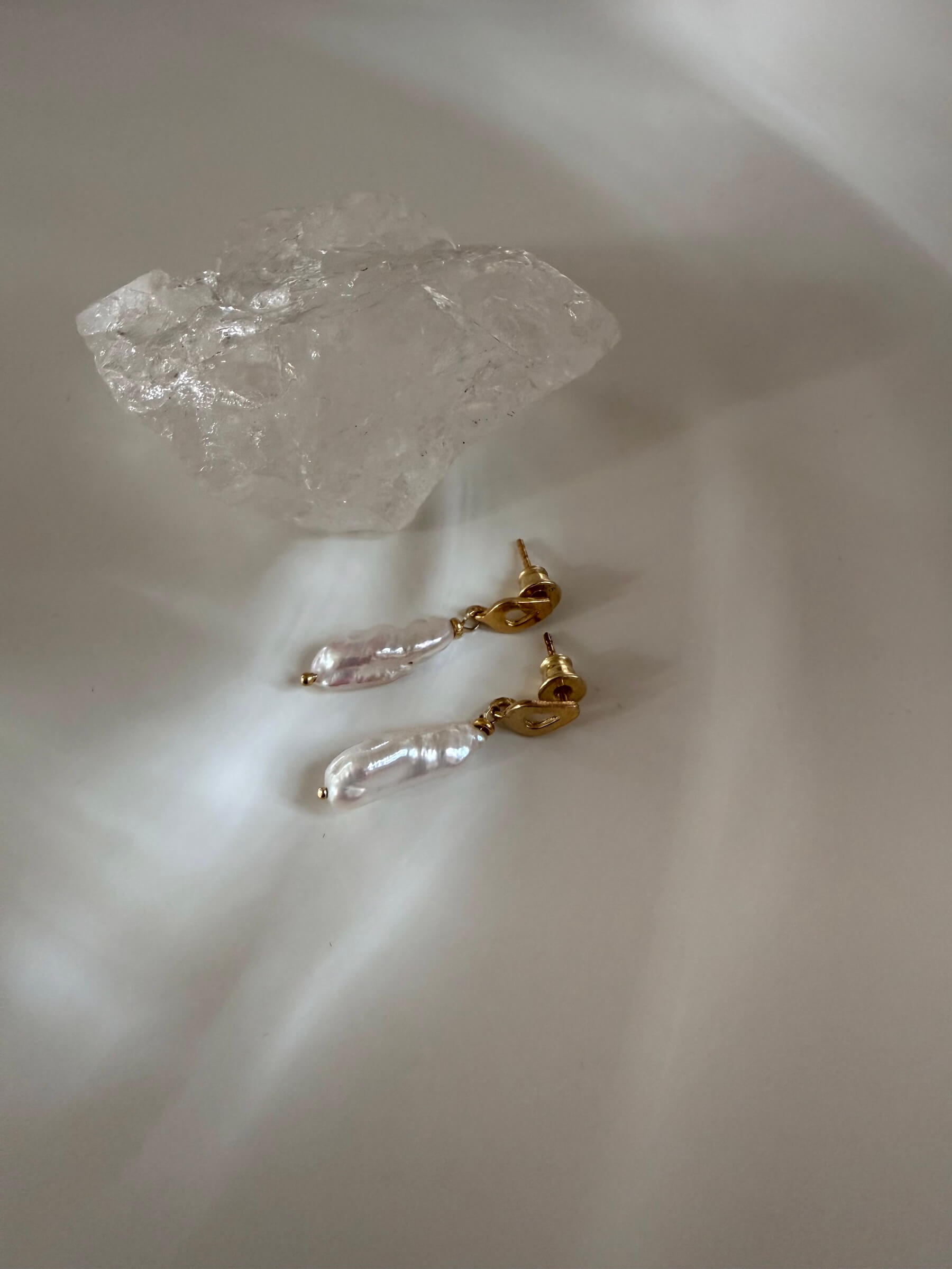 Kolczyki z białą podłużną perłą