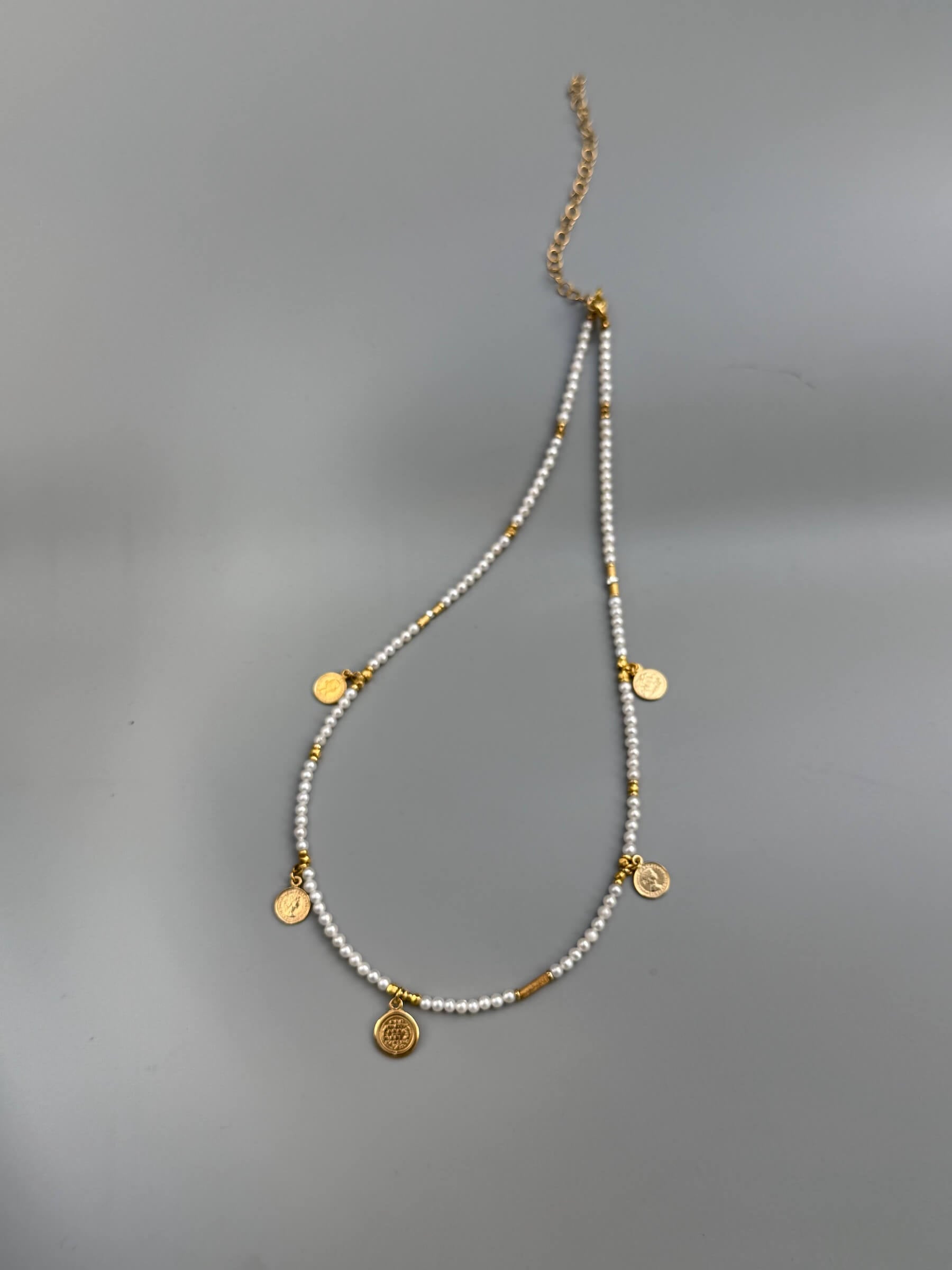 Naszyjnik z Białych pereł z Monetkami