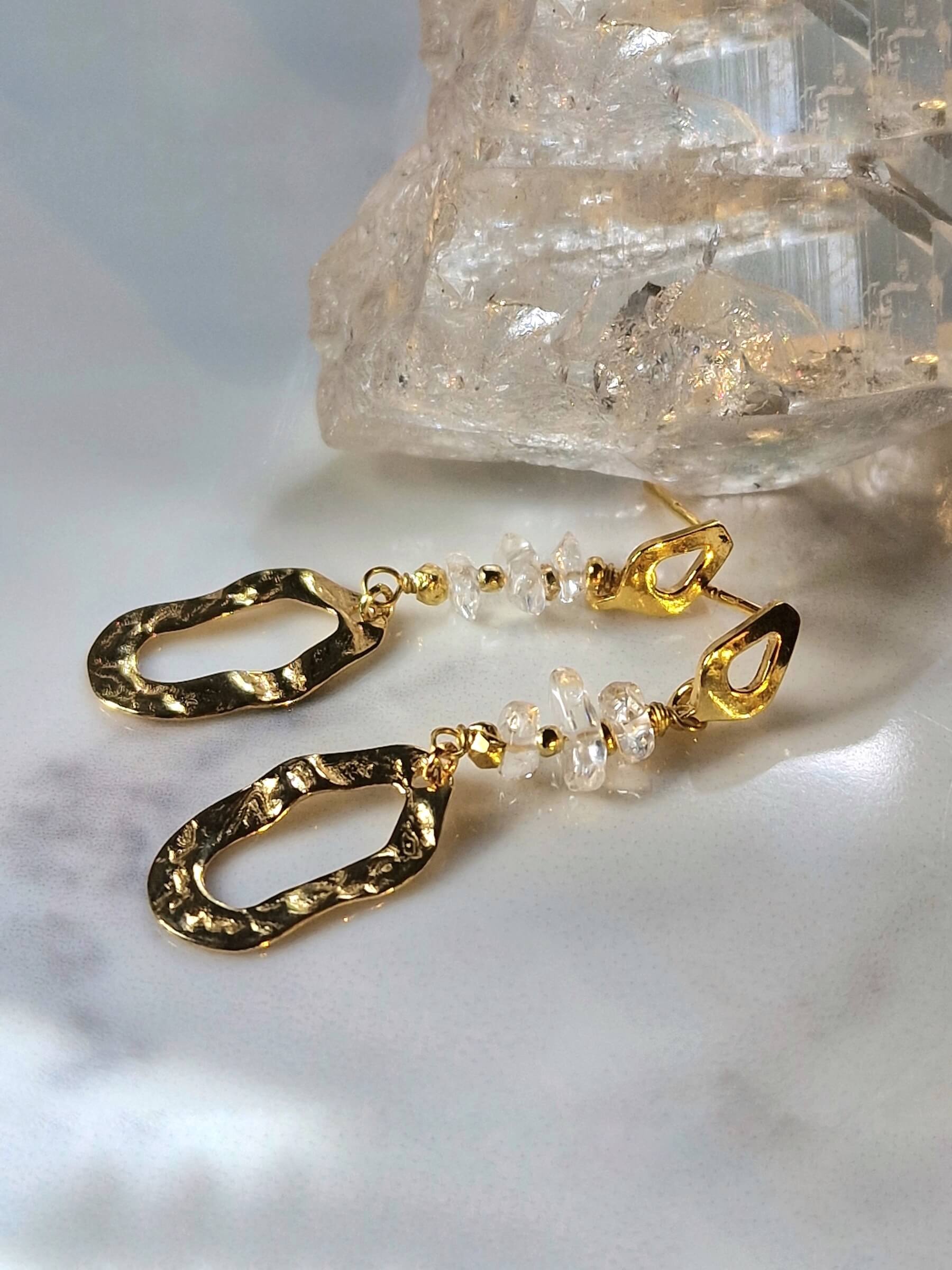 Kolczyki z krysztalem górskim i owalną zawieszką