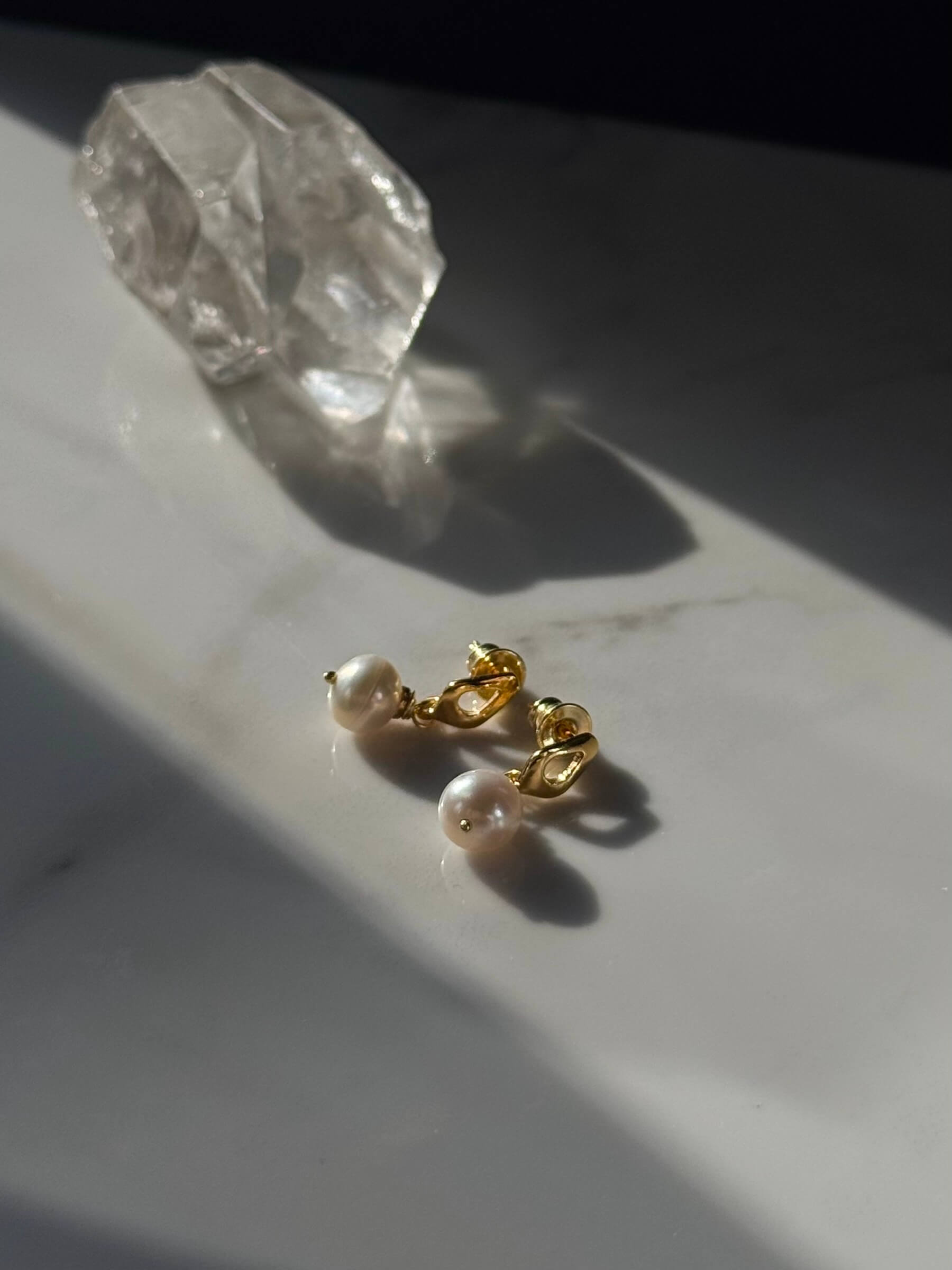 Kolczyki z okrągłą białą perełką